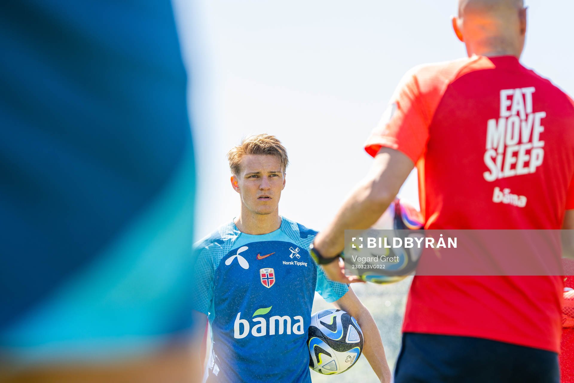 Martin Ødegaard listens to Ståle Solbakken, head coach of