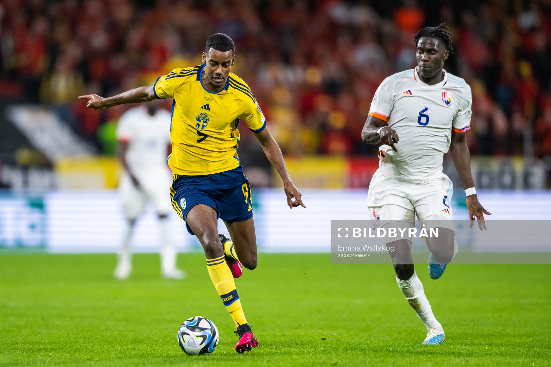 Alexander Isak of Sweden and Amadou Onana of Belgium