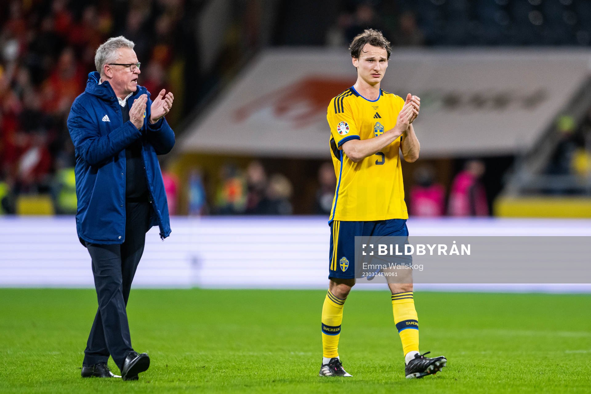 Head coach Janne Andersson and Hjalmar Ekdal of Sweden look