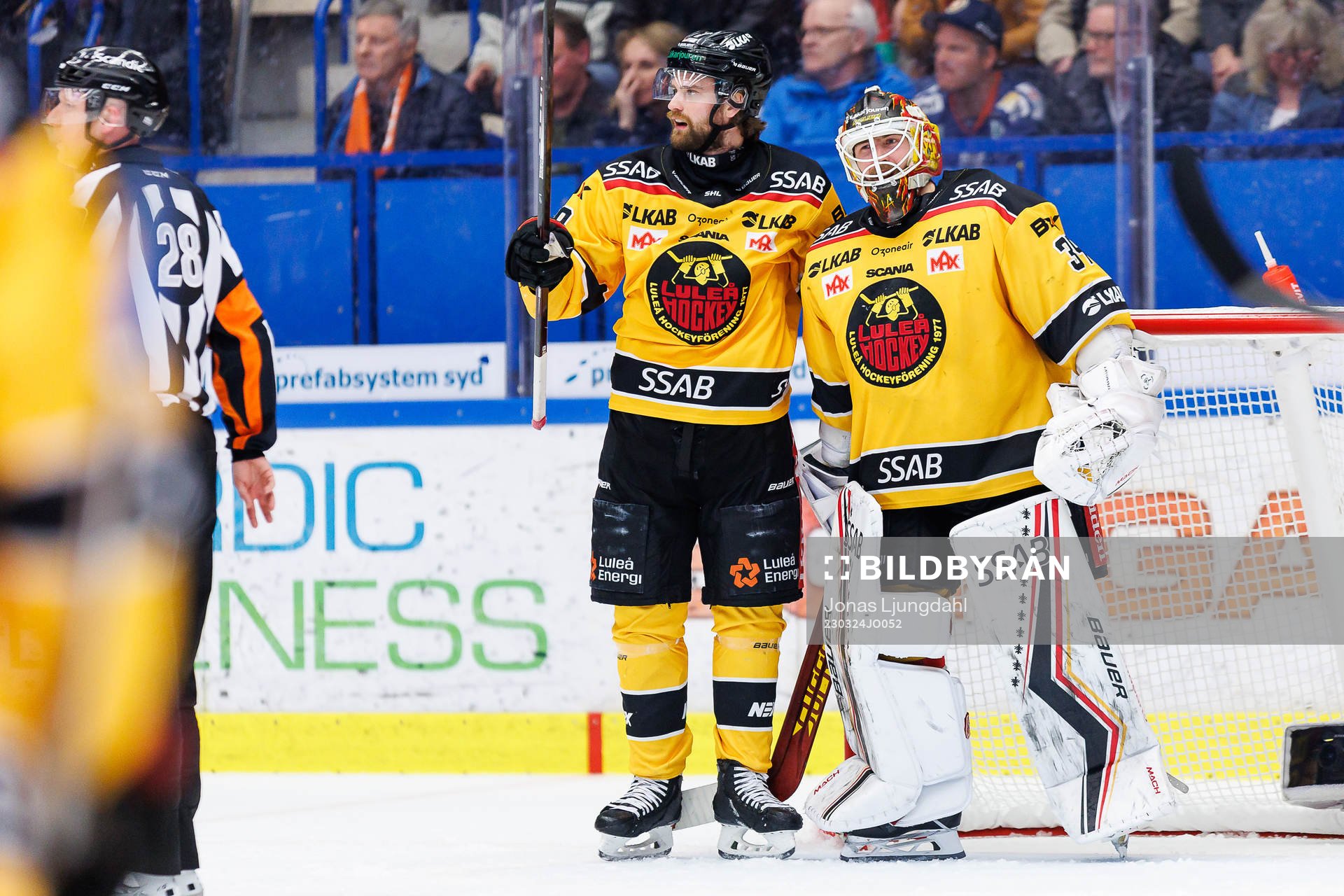 Luleås Pontus Själin och målvakt Joel Lassinantti jublar