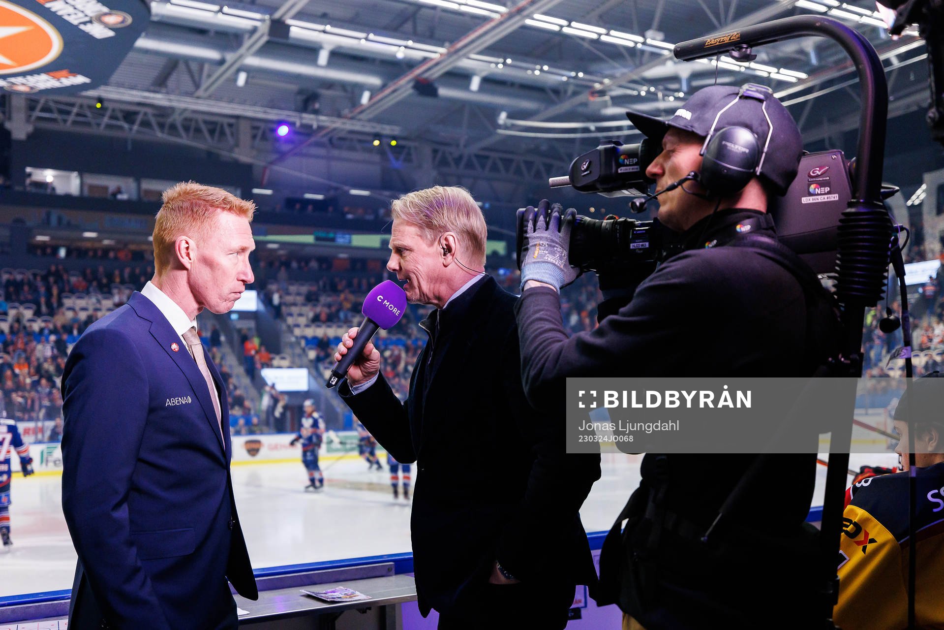 Växjös tränare Jörgen Jönsson blir intervjuad av