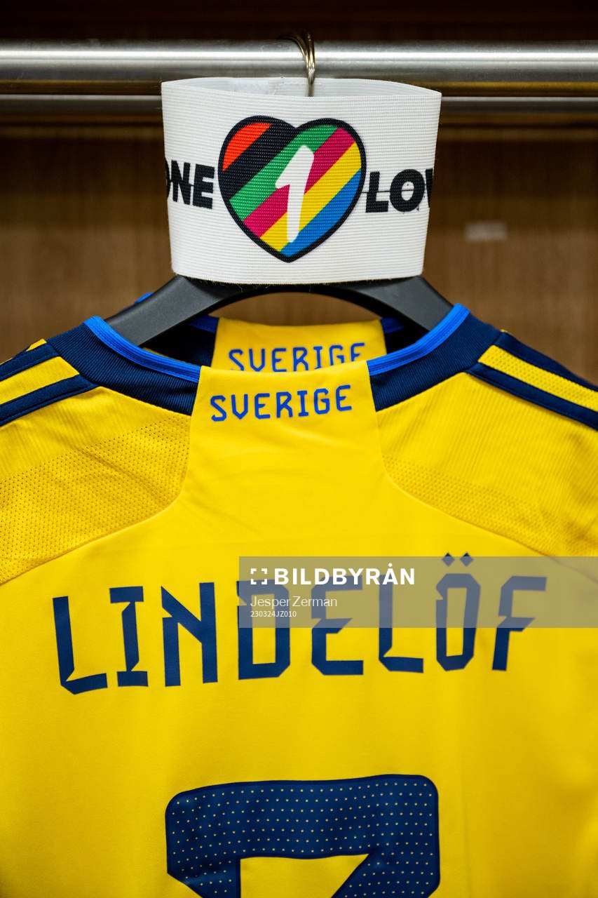 The captains armband together with Victor Nilsson