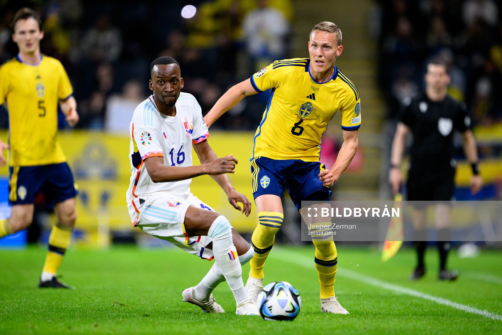 Dodi Lukebakio of Belgium and Ludvig Augustinsson of Sweden