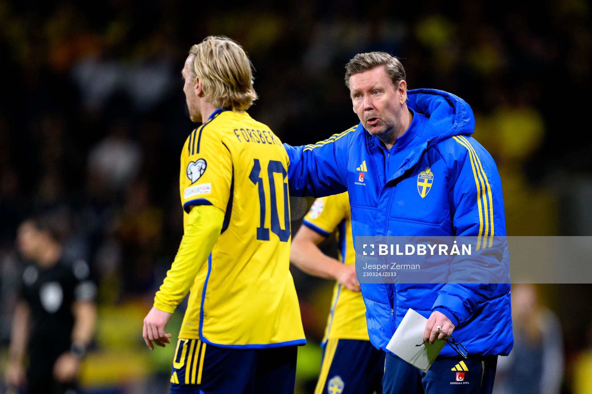 Assistant coach Peter Wettergren talks to Emil Forsberg of