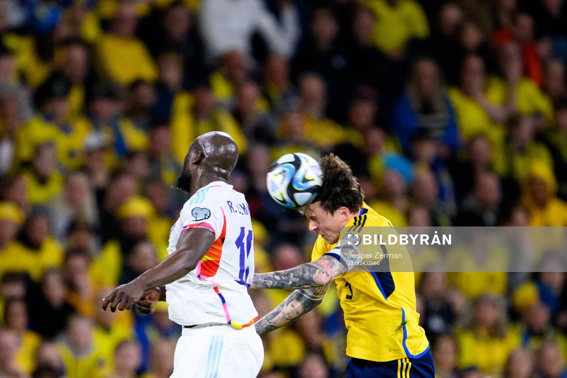 Romelu Lukaku of Belgium and Victor Nilsson Lindelöf of