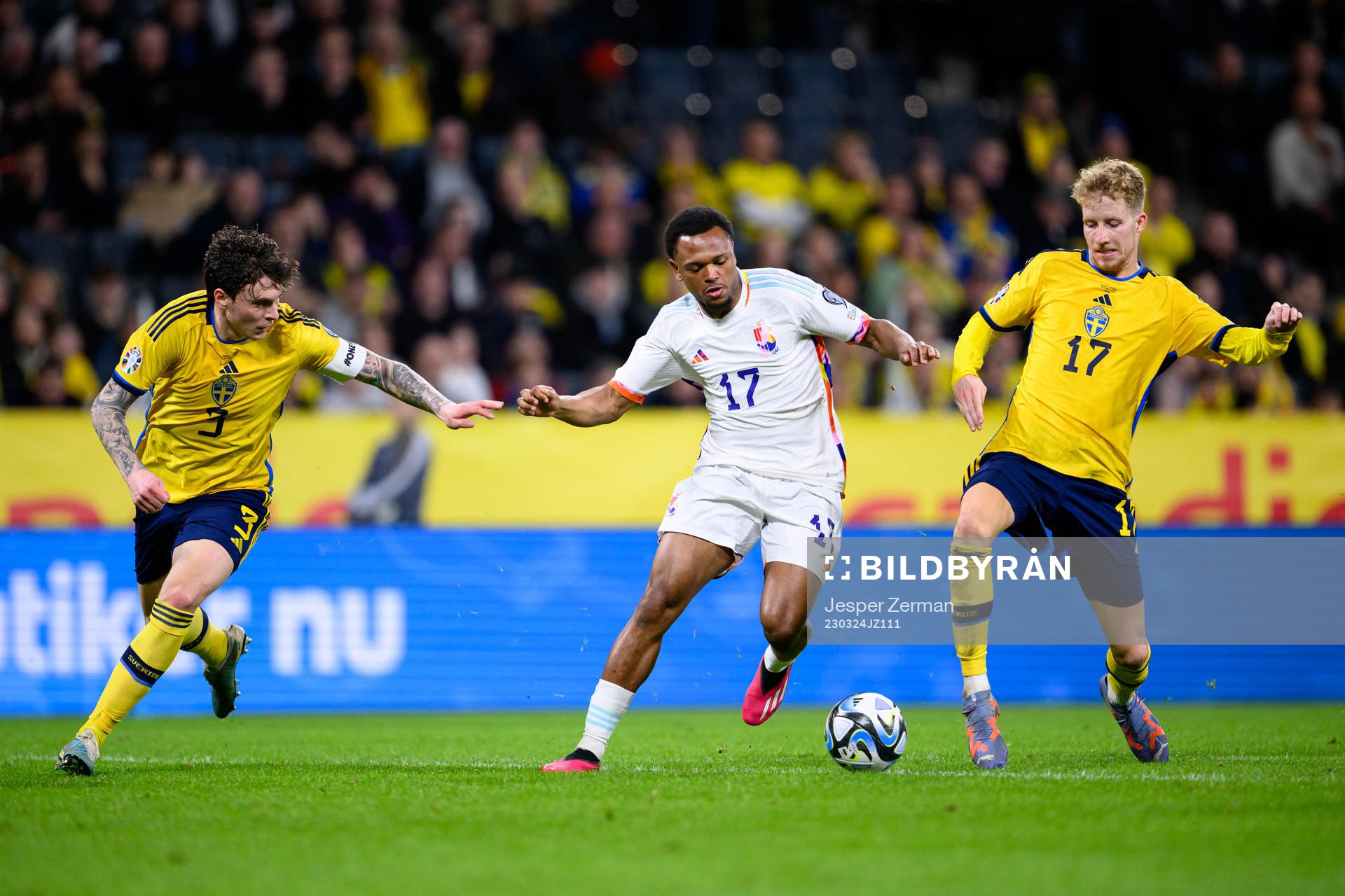 Lois Openda of Belgium against Victor Nilsson Lindelöf