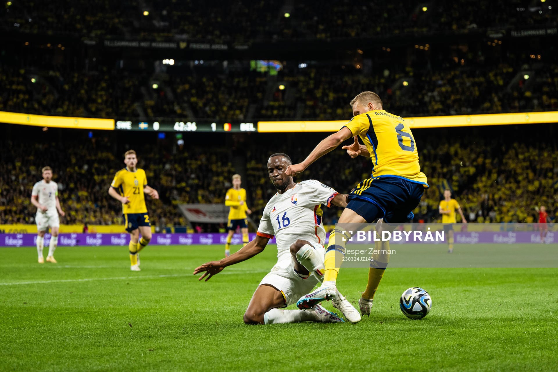 Dodi Lukebakio of Belgium and Ludwig Augustinsson of Sweden