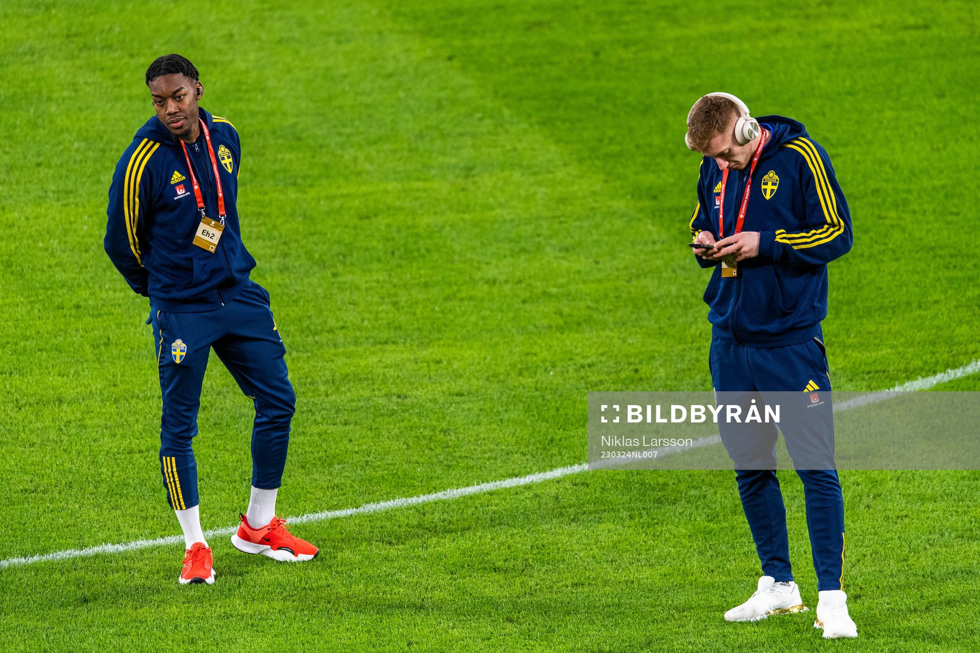 Anthony Elanga and Dejan Kulusevski of Sweden