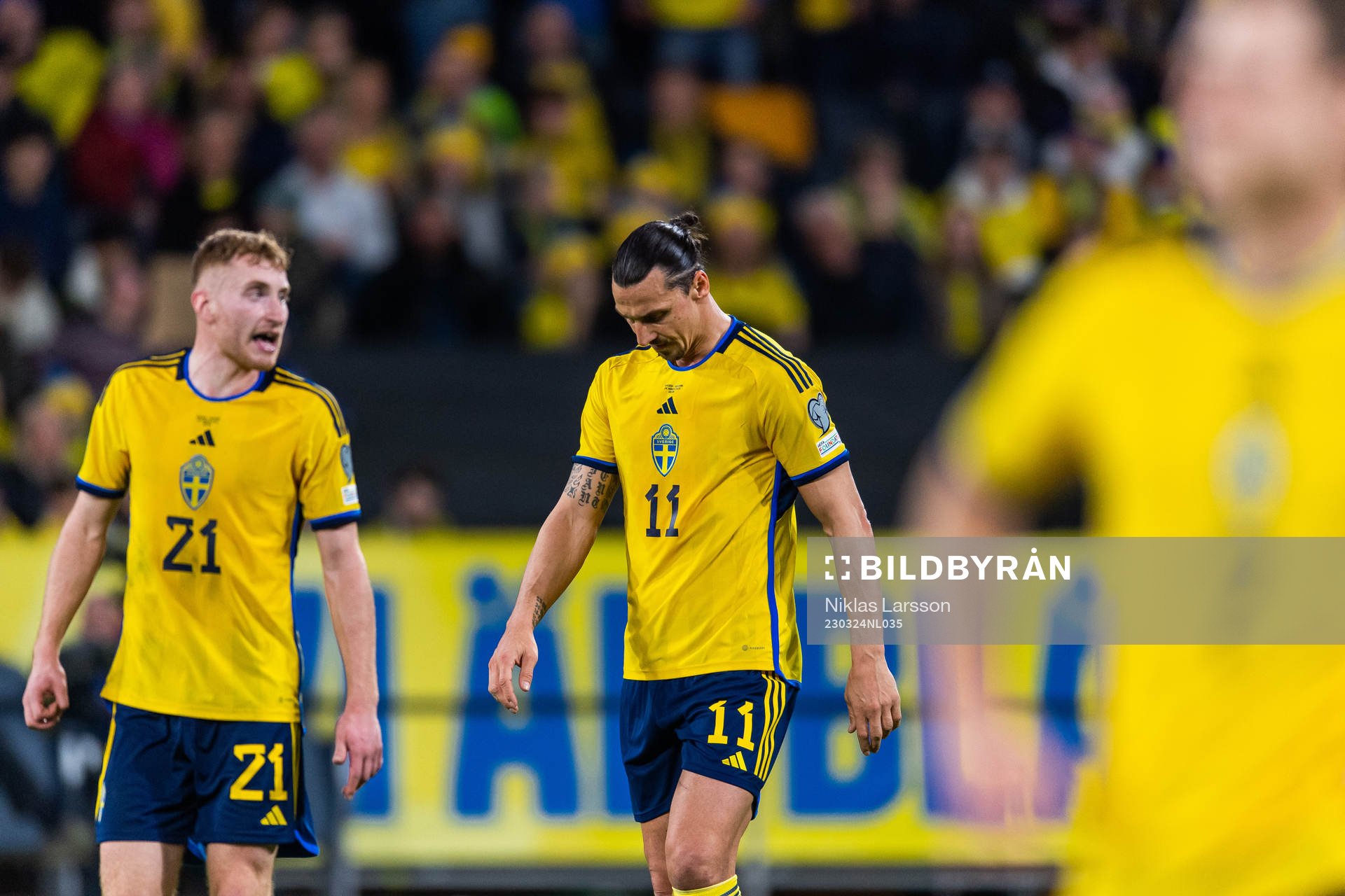 Dejan Kulusevski and Zlatan Ibrahimovic looks dejected