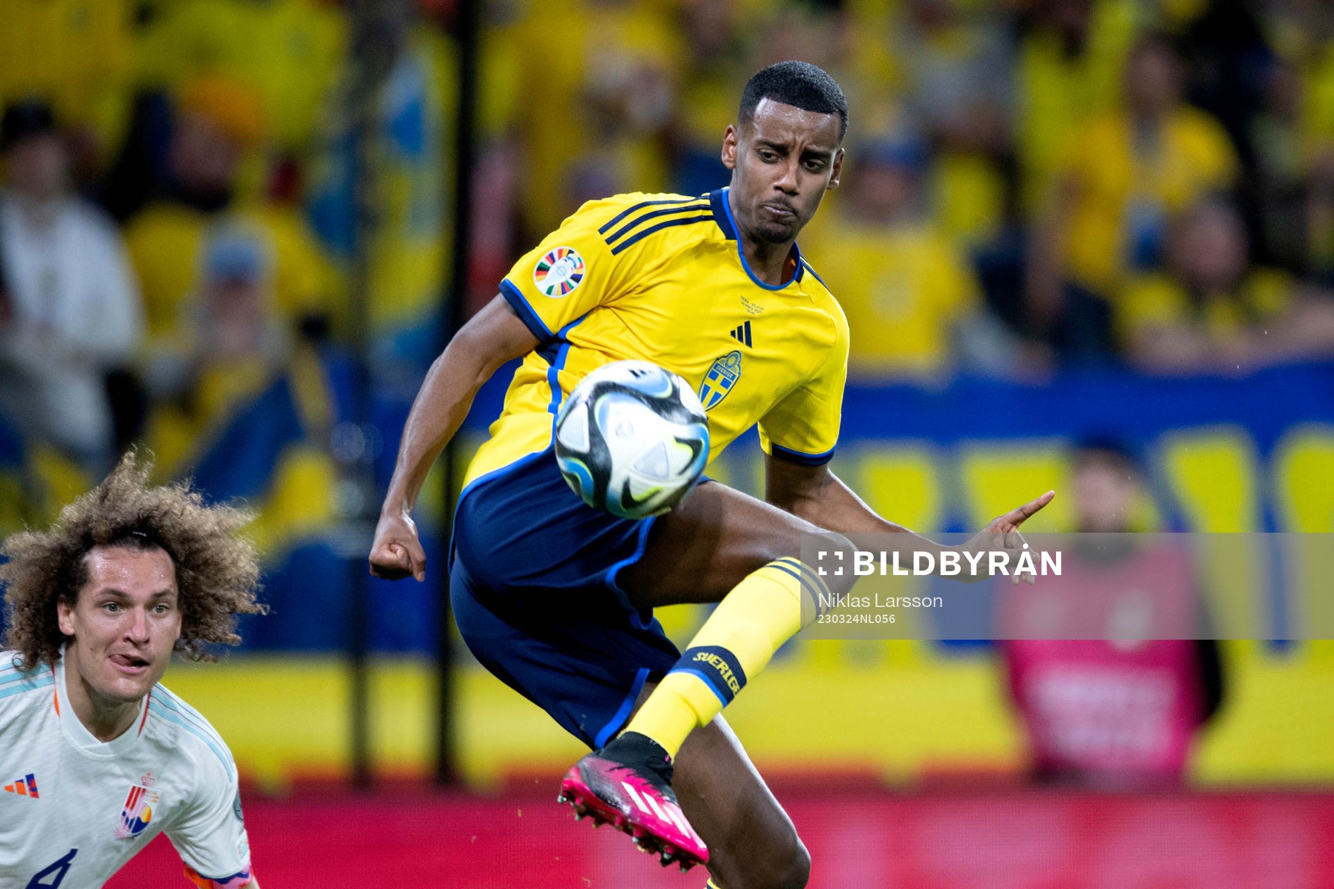 Alexander Isak of Sweden and Wout Faes of Belgium