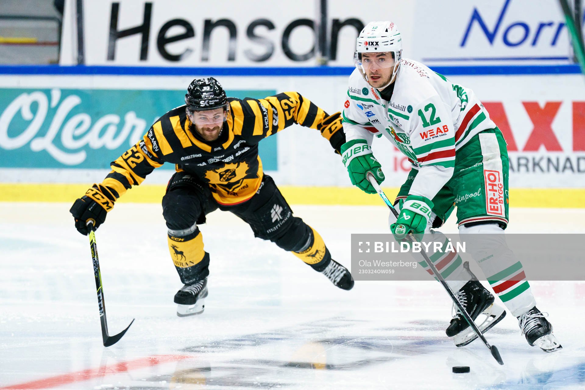 Skellefteå AIKs Arvid Lundberg och Rögles Brady Ferguson