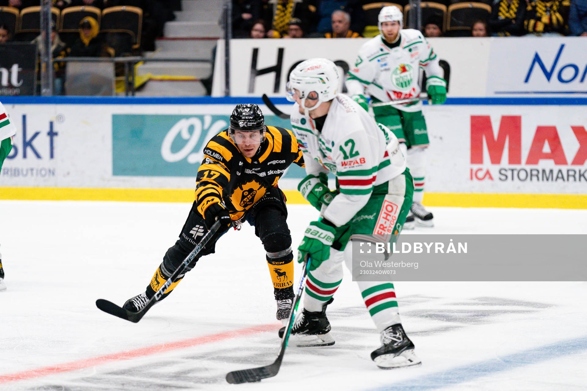 Skellefteå AIKs Pär Lindholm och Rögles Brady Ferguson