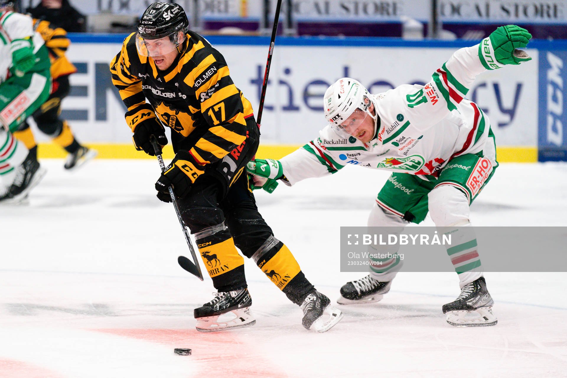 Skellefteå AIKs Pär Lindholm och Rögles Simon Hjalmarsson