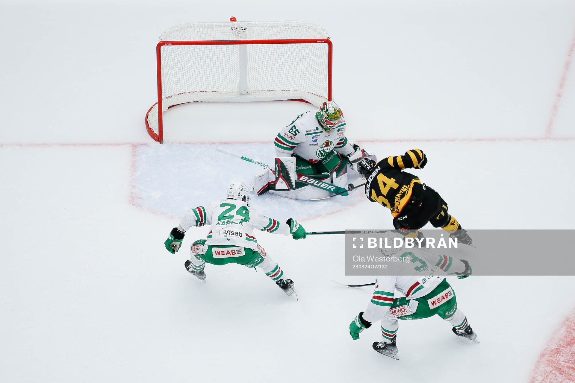 Skellefteå AIKs Tom Kuhnhackl och Rögles Marco Kasper ,