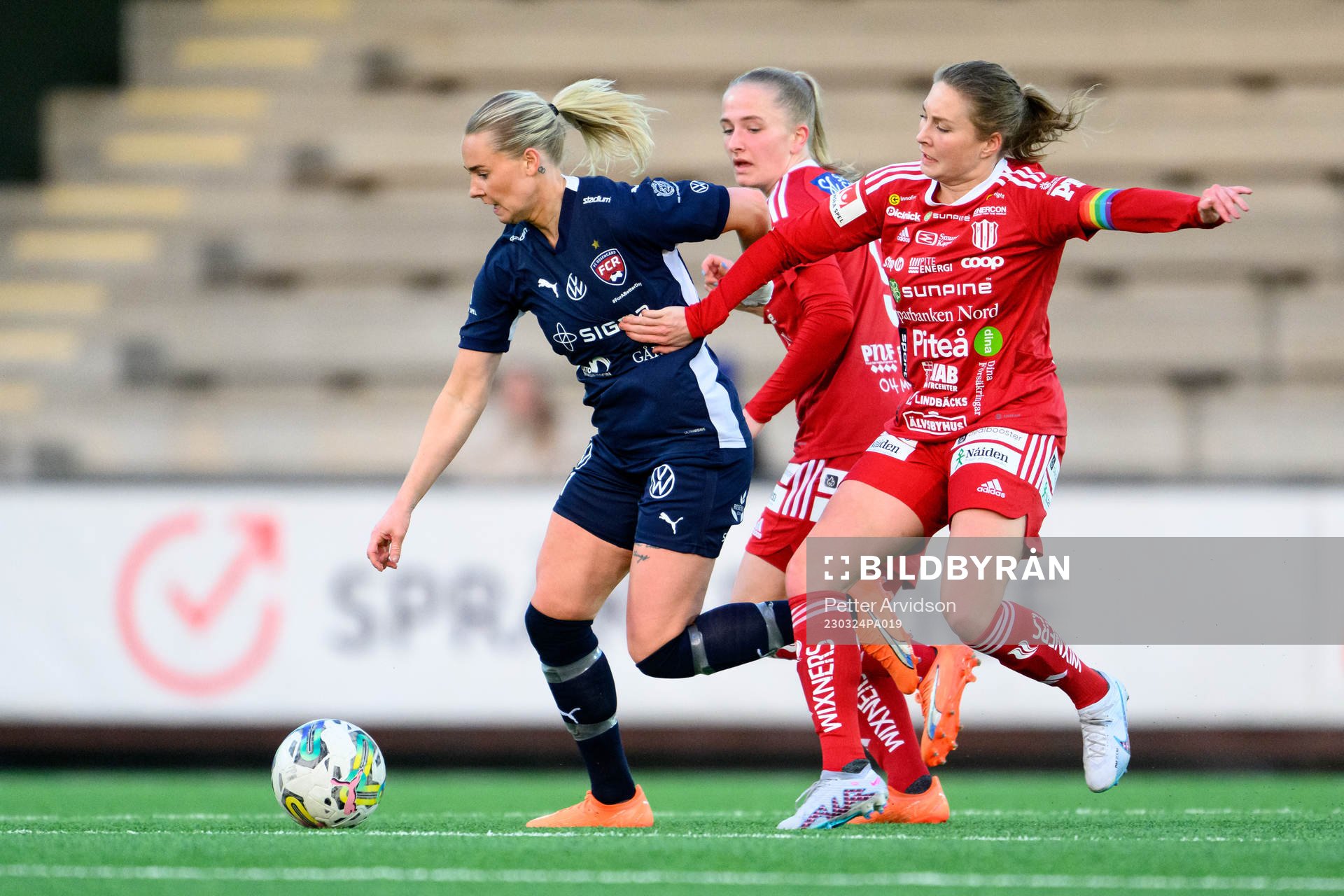 FC Rosengårds Olivia Holdt och Piteås Tuva Skoog och