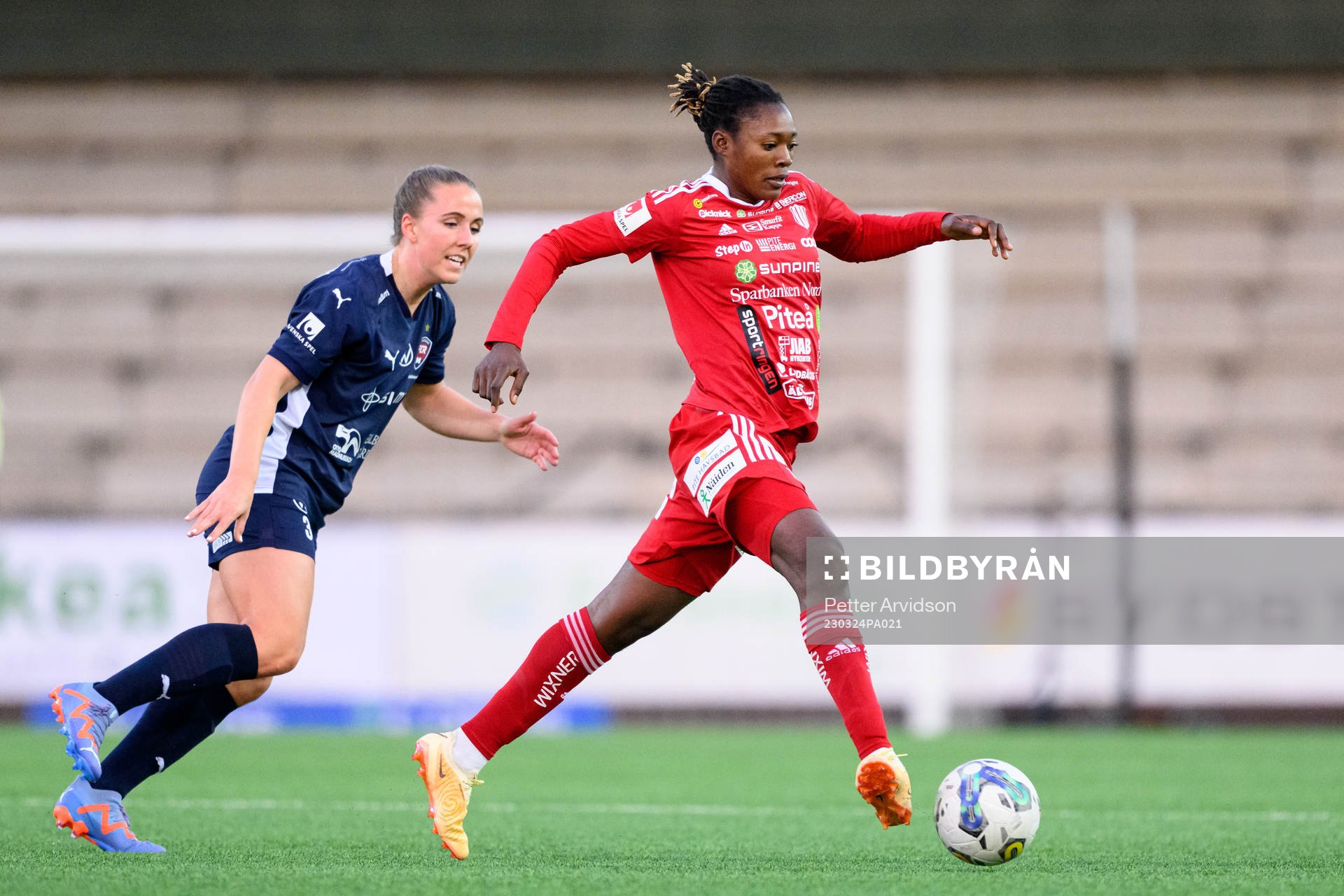 FC Rosengårds Gudrun Arnardottir och Piteås Anam Imo