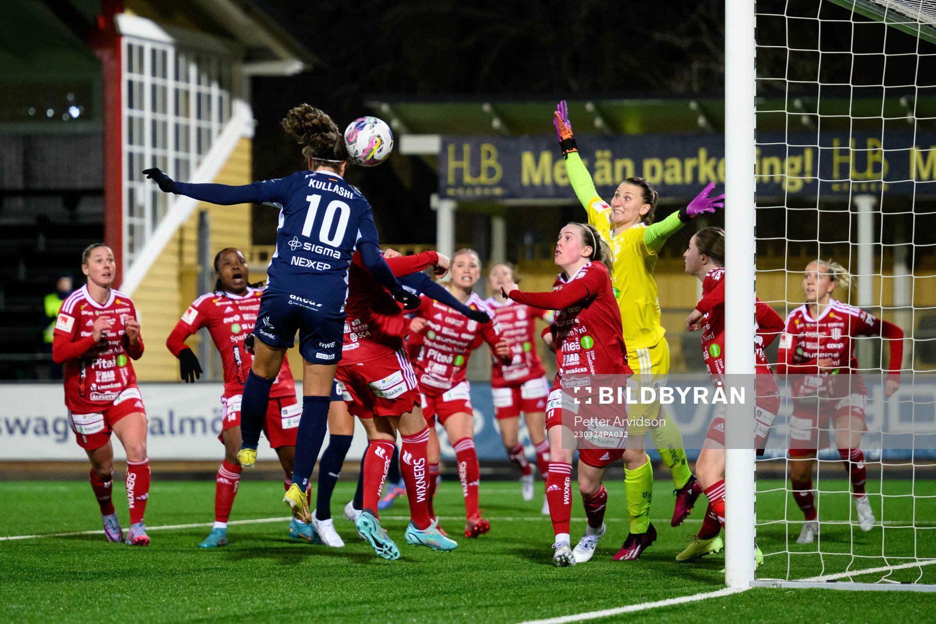 FC Rosengårds Loreta Kullashi nickar in bollen till 1-0