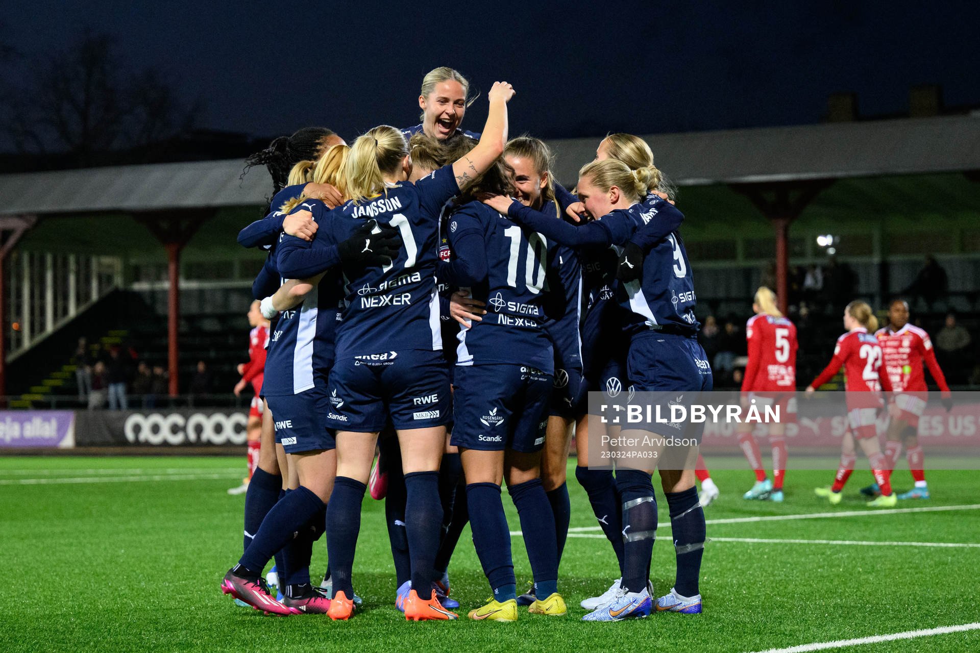 FC Rosengårds spelare jublar