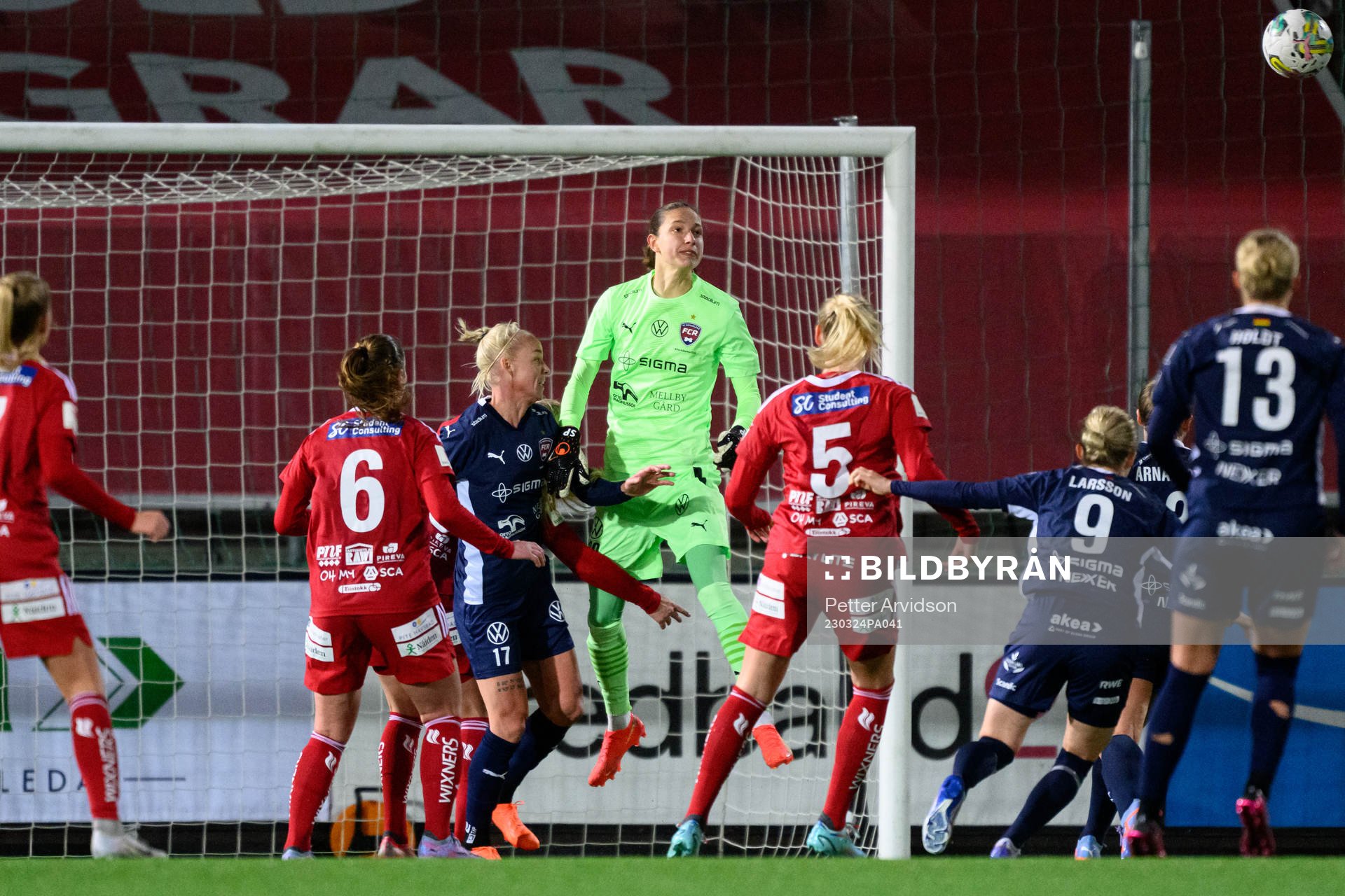 FC Rosengårds Caroline Seger målvakt Somea Polozen krockar
