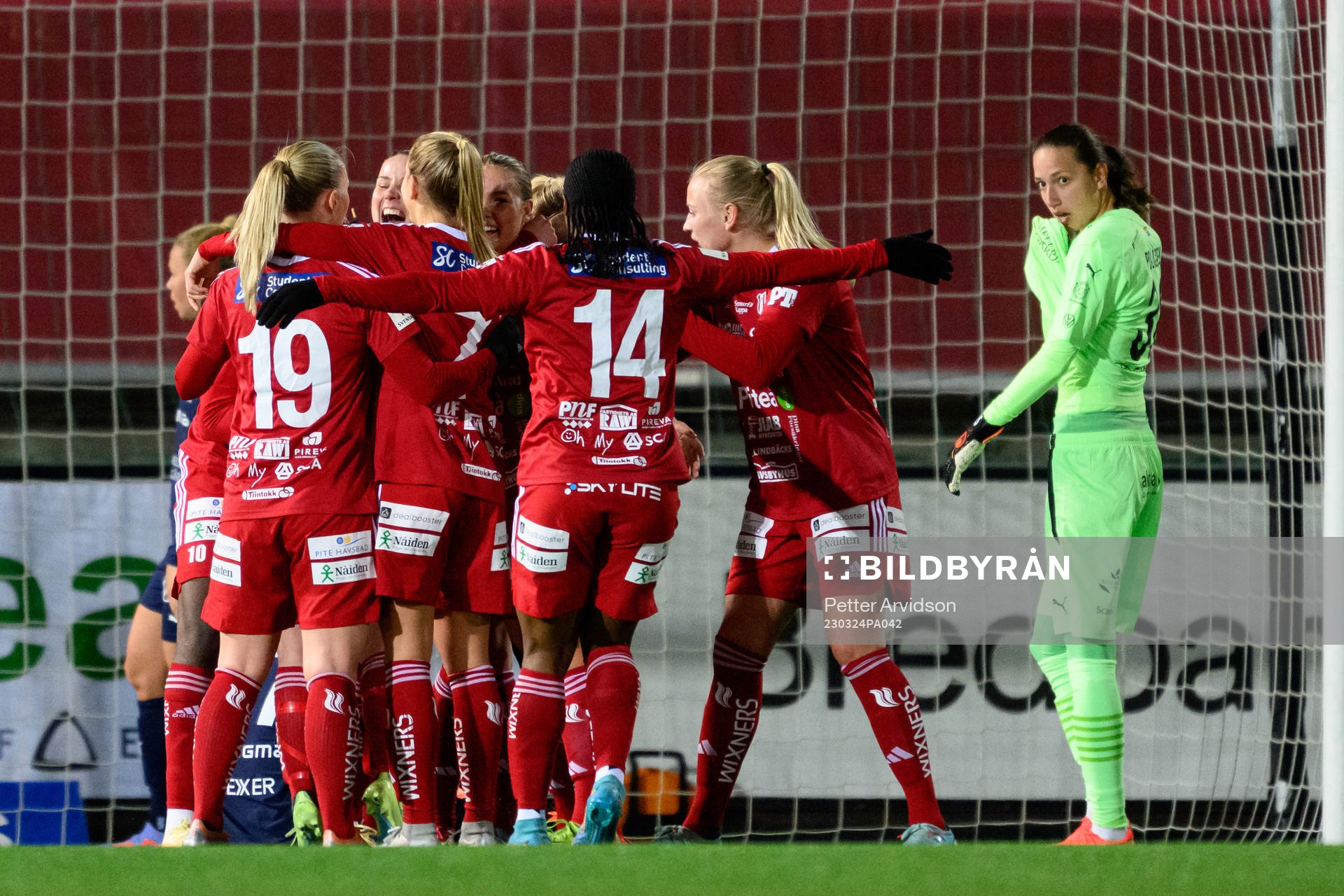 Piteås spelare jublar och FC Rosengårds målvakt Somea