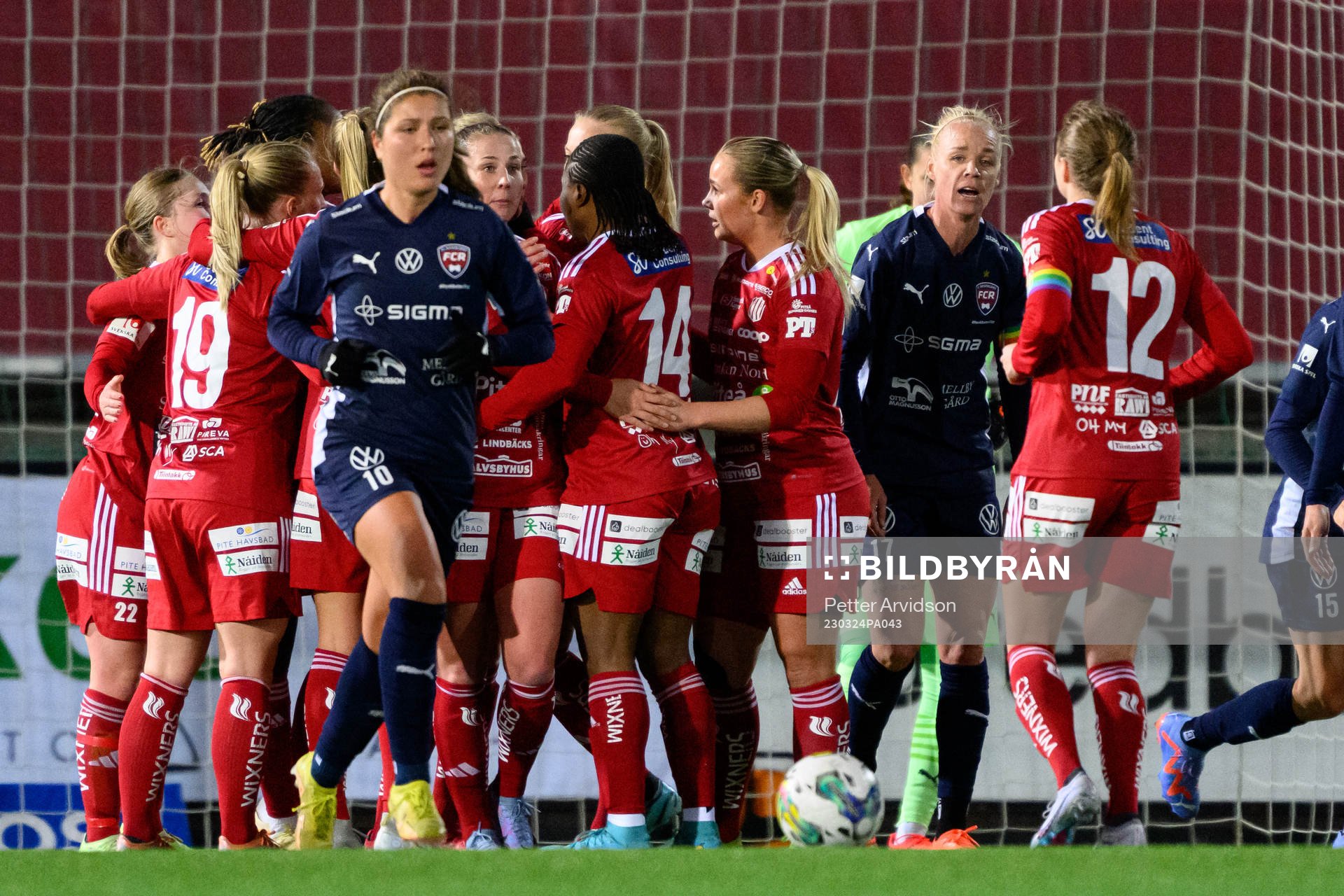 FC Rosengårds Loreta Kullashi och Caroline Seger deppar