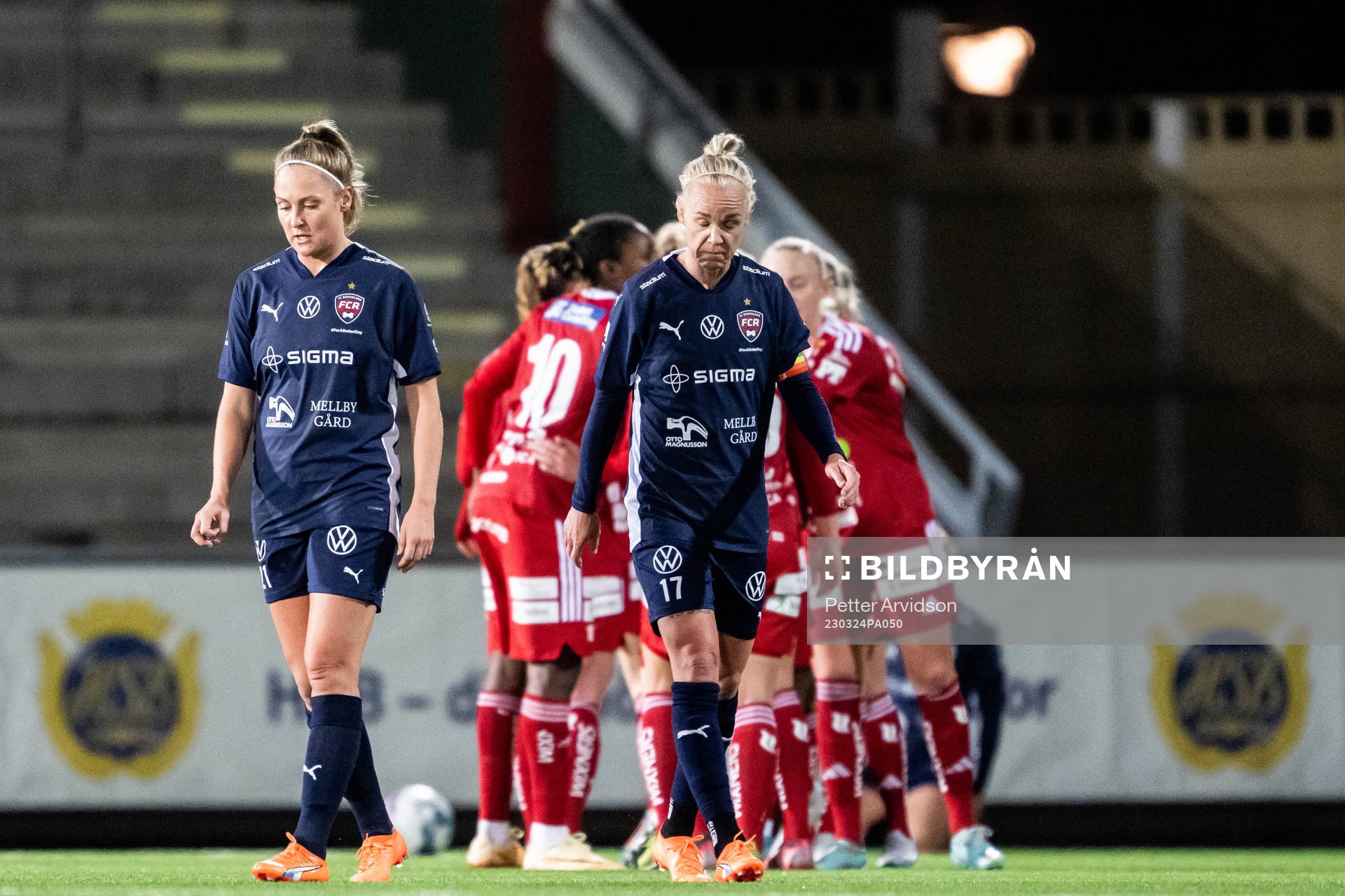 FC Rosengårds Karin Lundin och Caroline Seger deppar