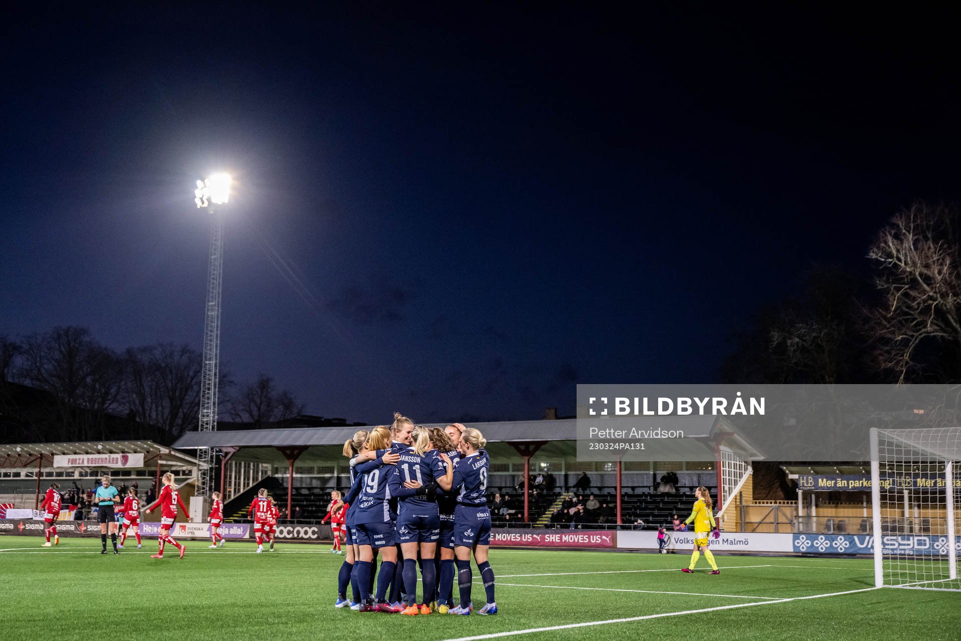 FC Rosengårds spelare jublar