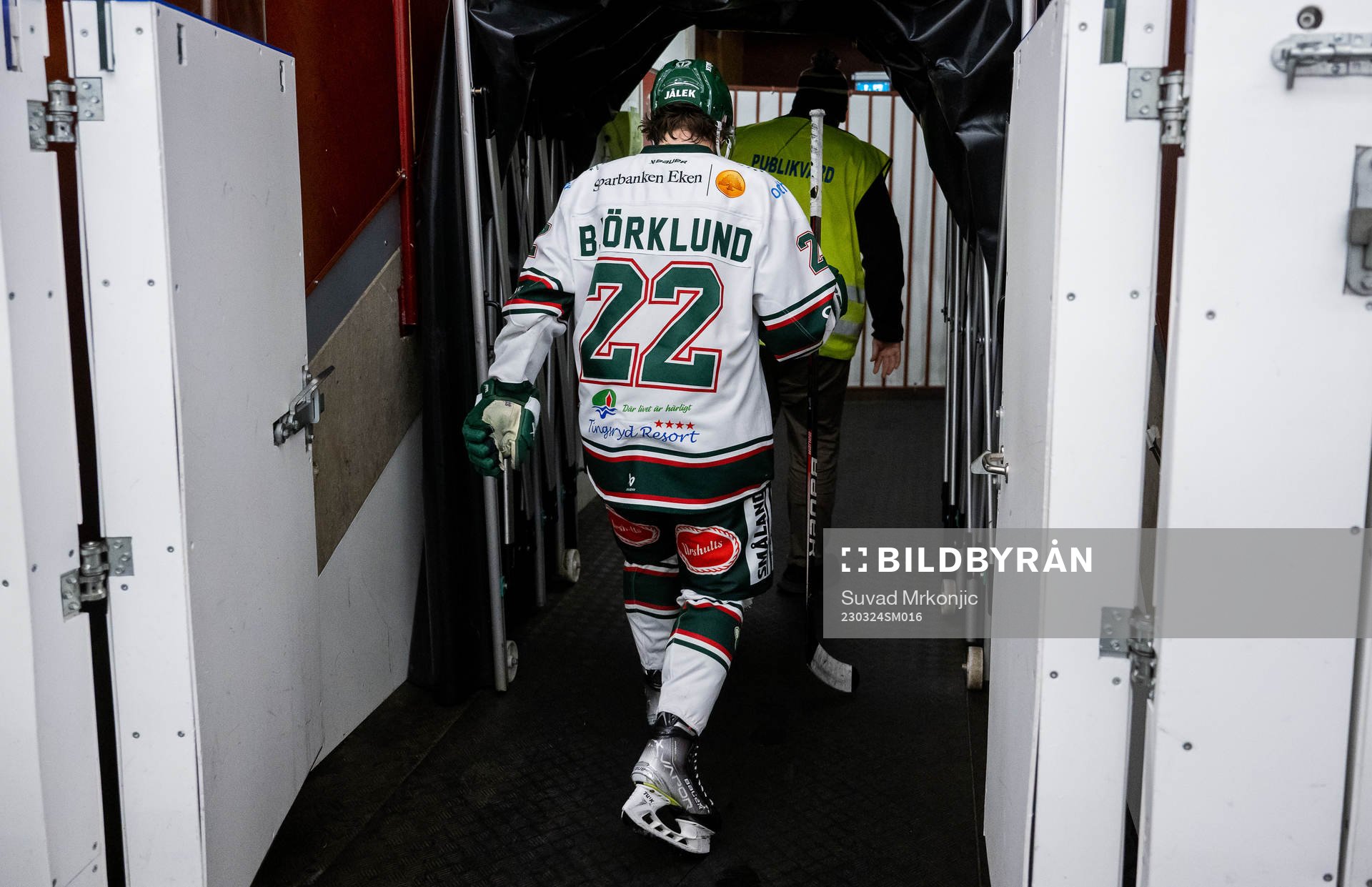Tingsryds Tobias Björklund lämnar isen