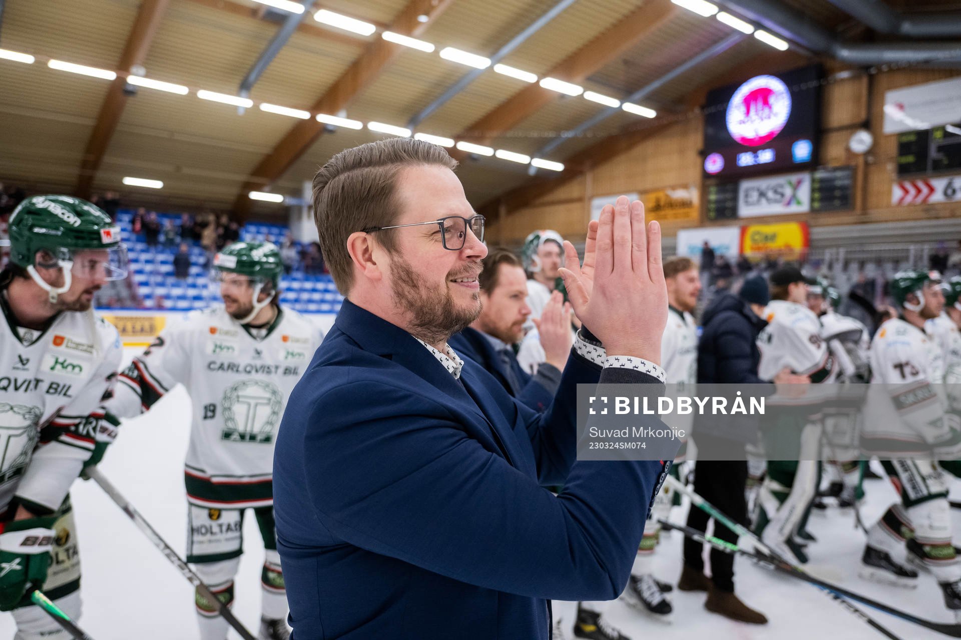 Tingsryds tränare Fredrik Glader jublar