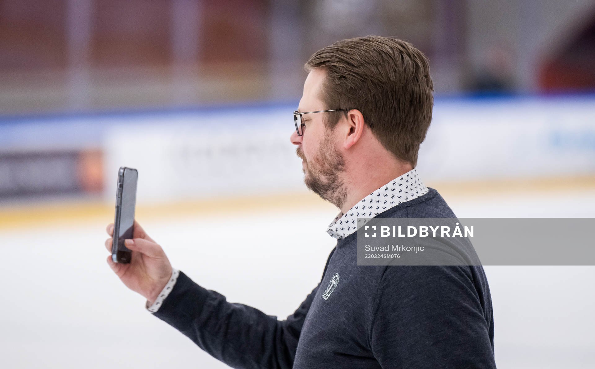 Tingsryds tränare Fredrik Glader filmar jublet