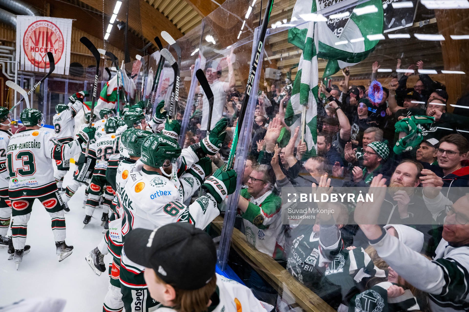 Tingsryds spelare och fans jublar