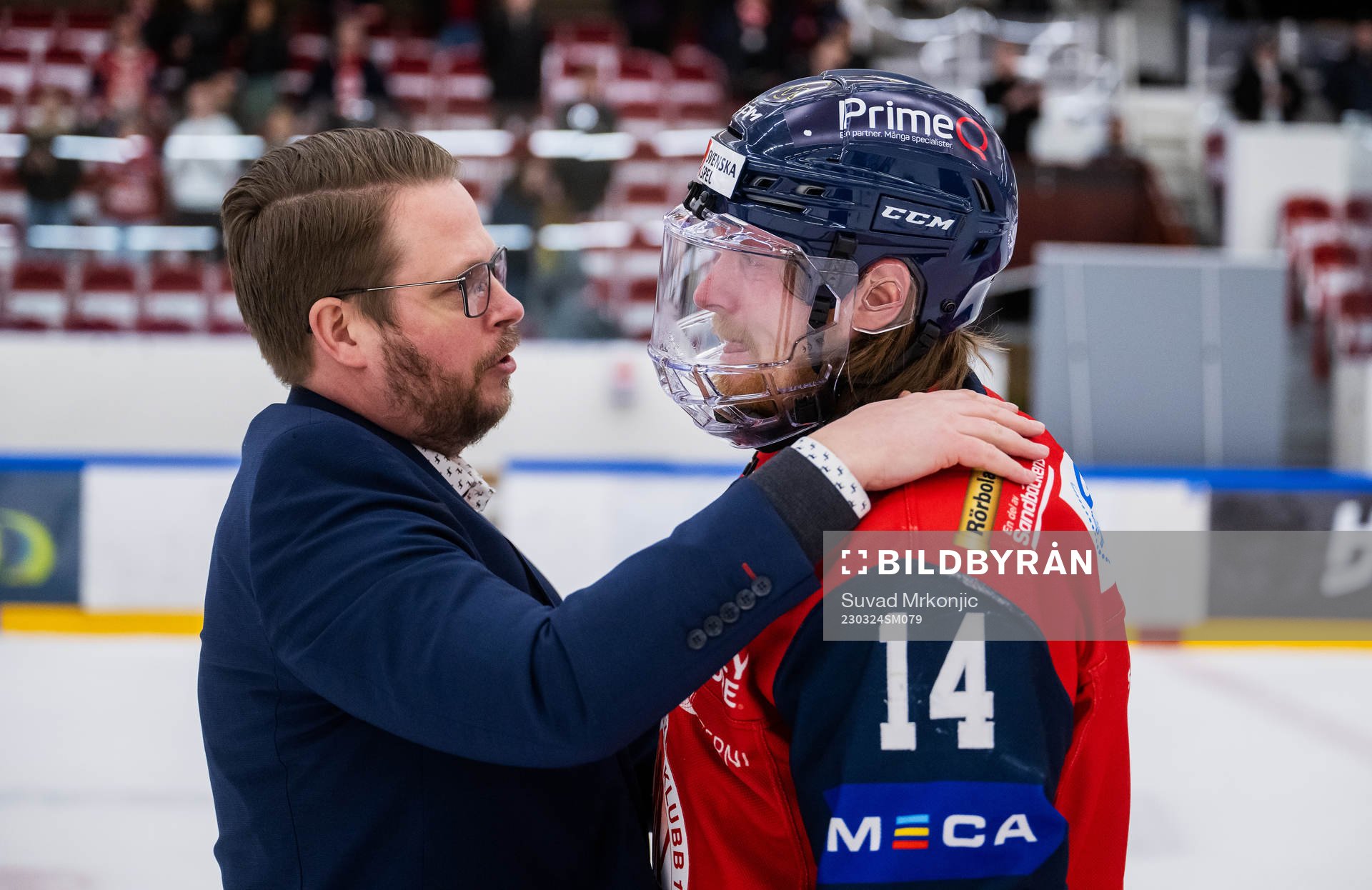 Tingsryds tränare Fredrik Glader tröstar Västerviks Erik