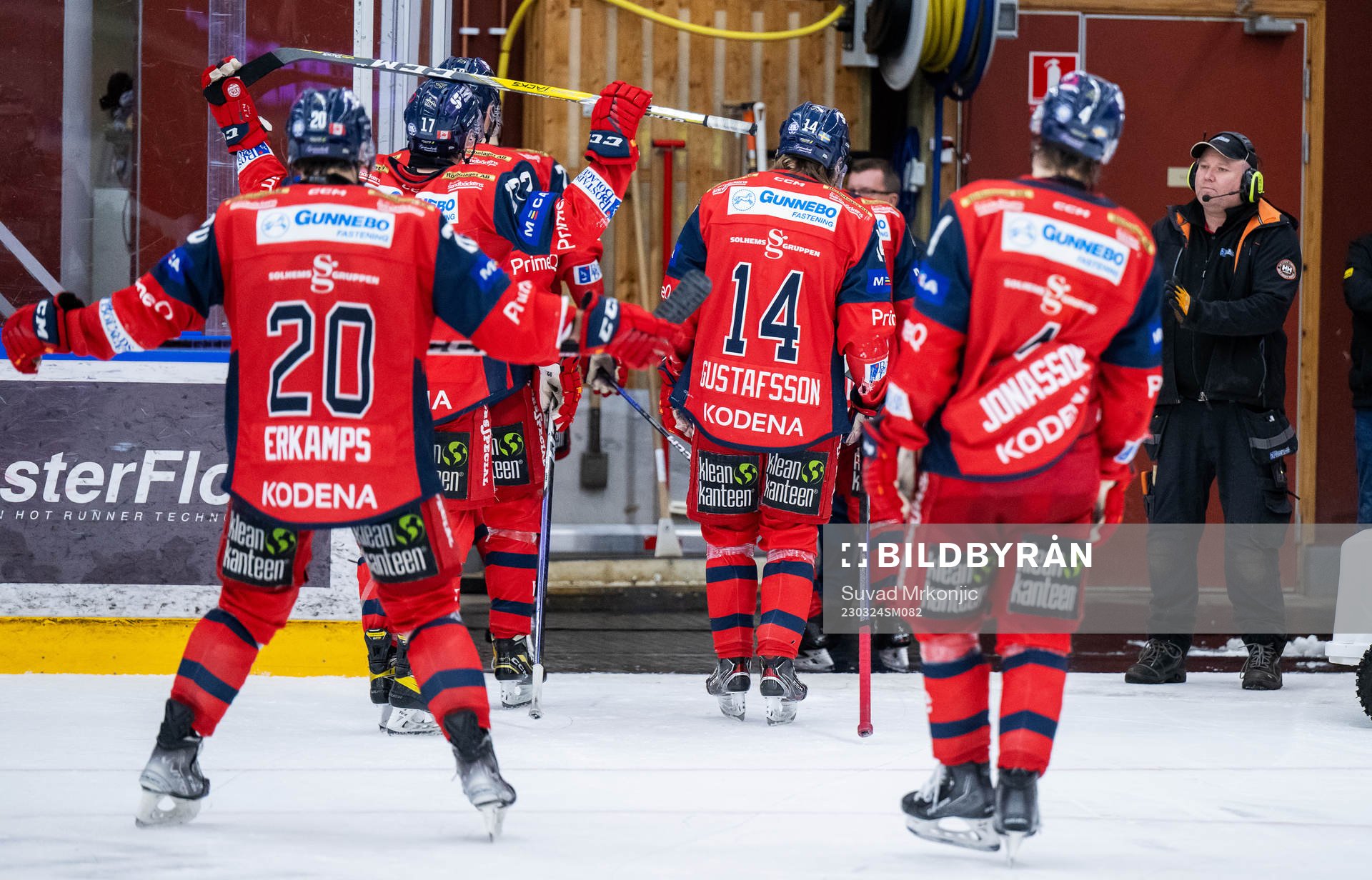 Västerviks spelare lämnar isen
