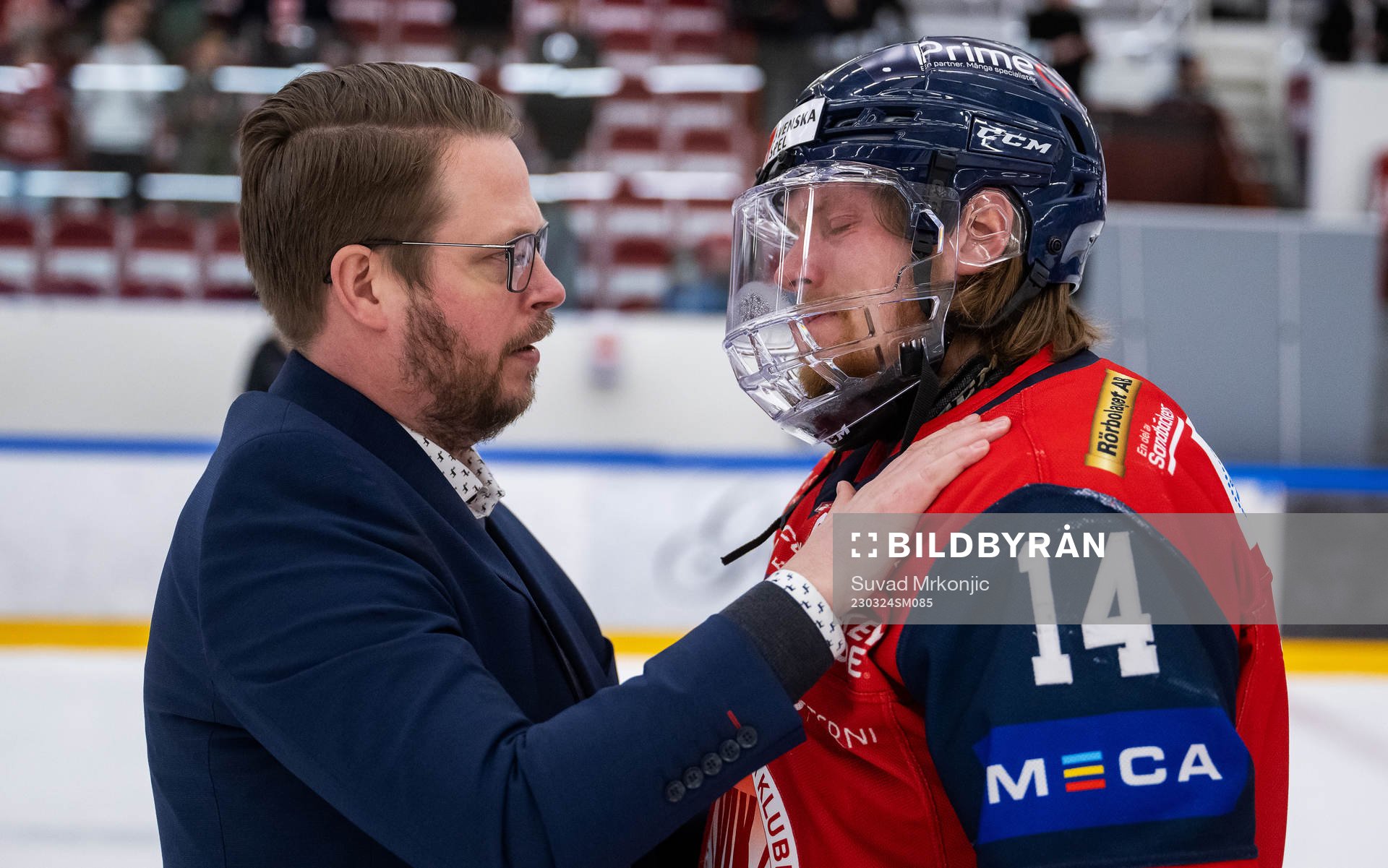 Tingsryds tränare Fredrik Glader tröstar Västerviks Erik
