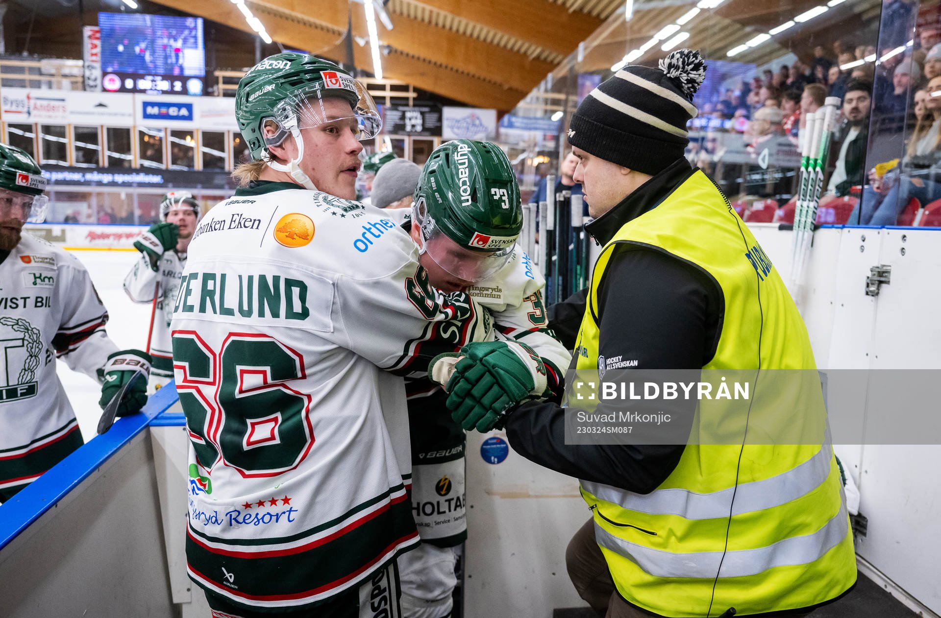 Tingsryds Felix Olsson lämnar isen skadad