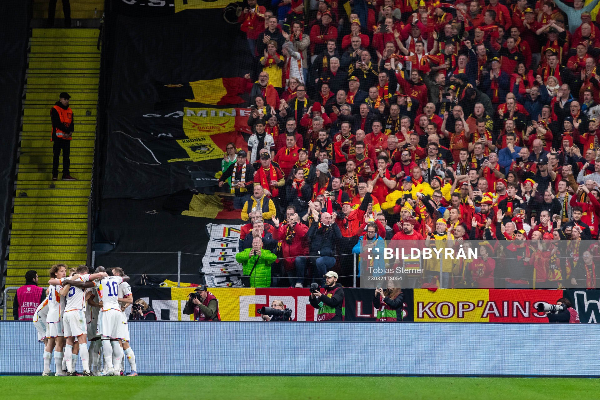 Romelu Lukaku of Belgium celebrates with team mates