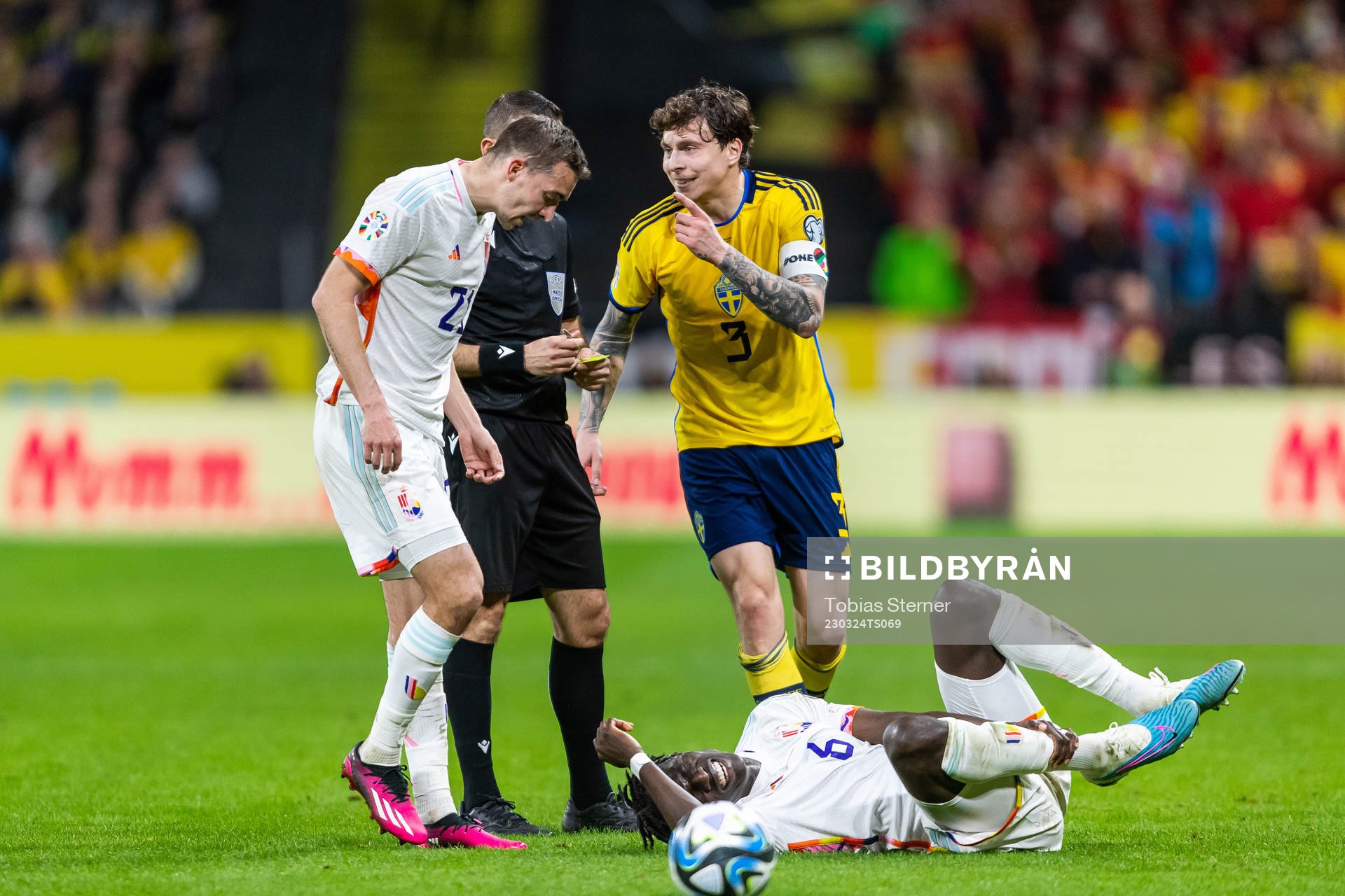Timothy Castagne and Amadou Onana with Referee Orel