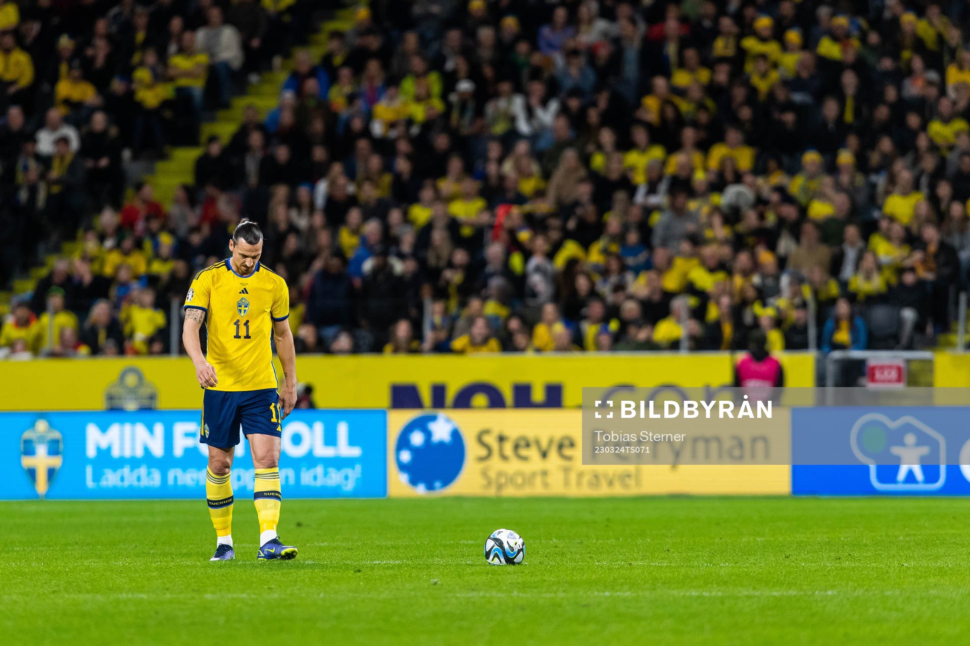 Zlatan Ibrahimovic of Sweden looks dejected Romelu Lukaku