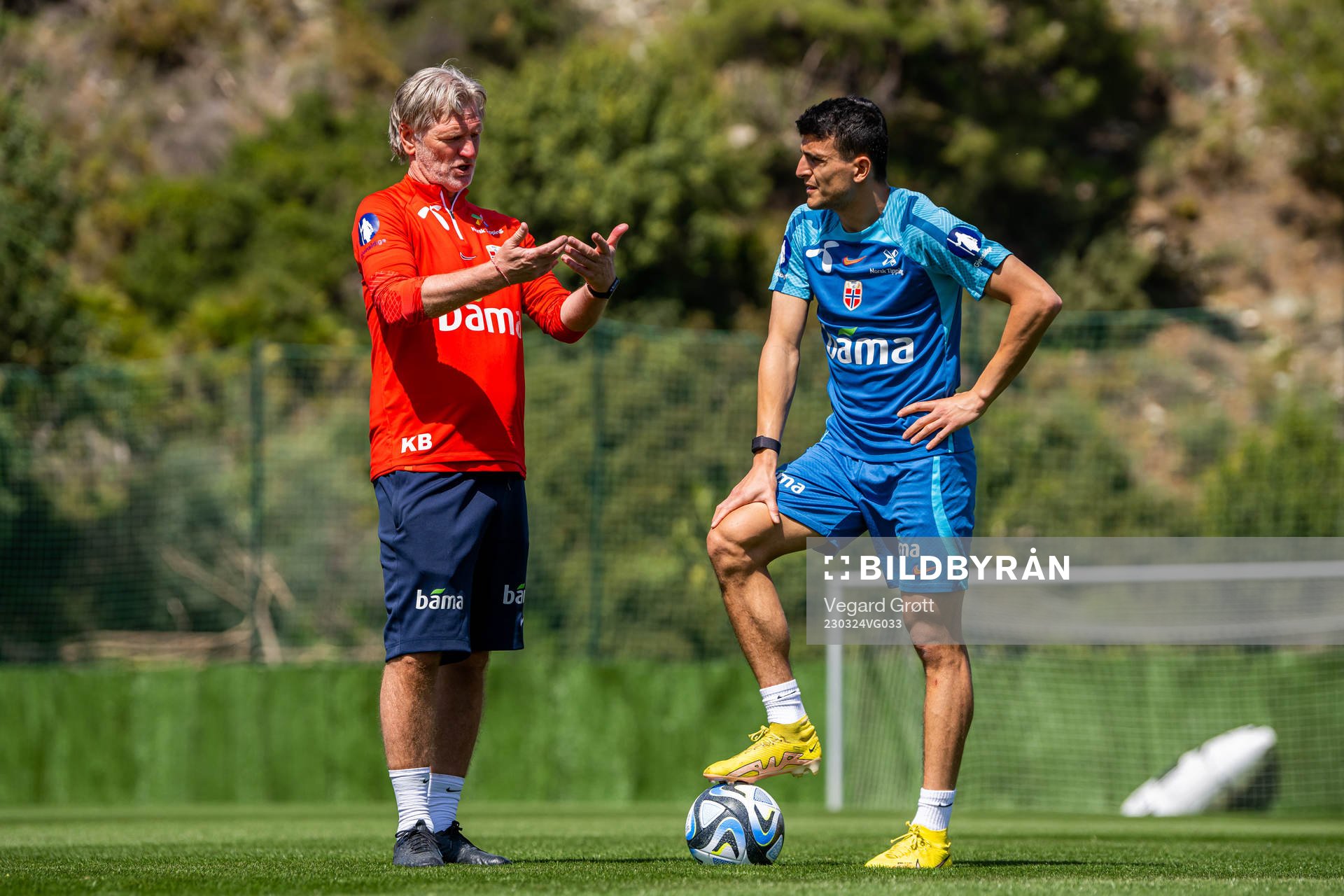 Kent Bergersen, assistant coach, and Mohamed Elyounoussi of