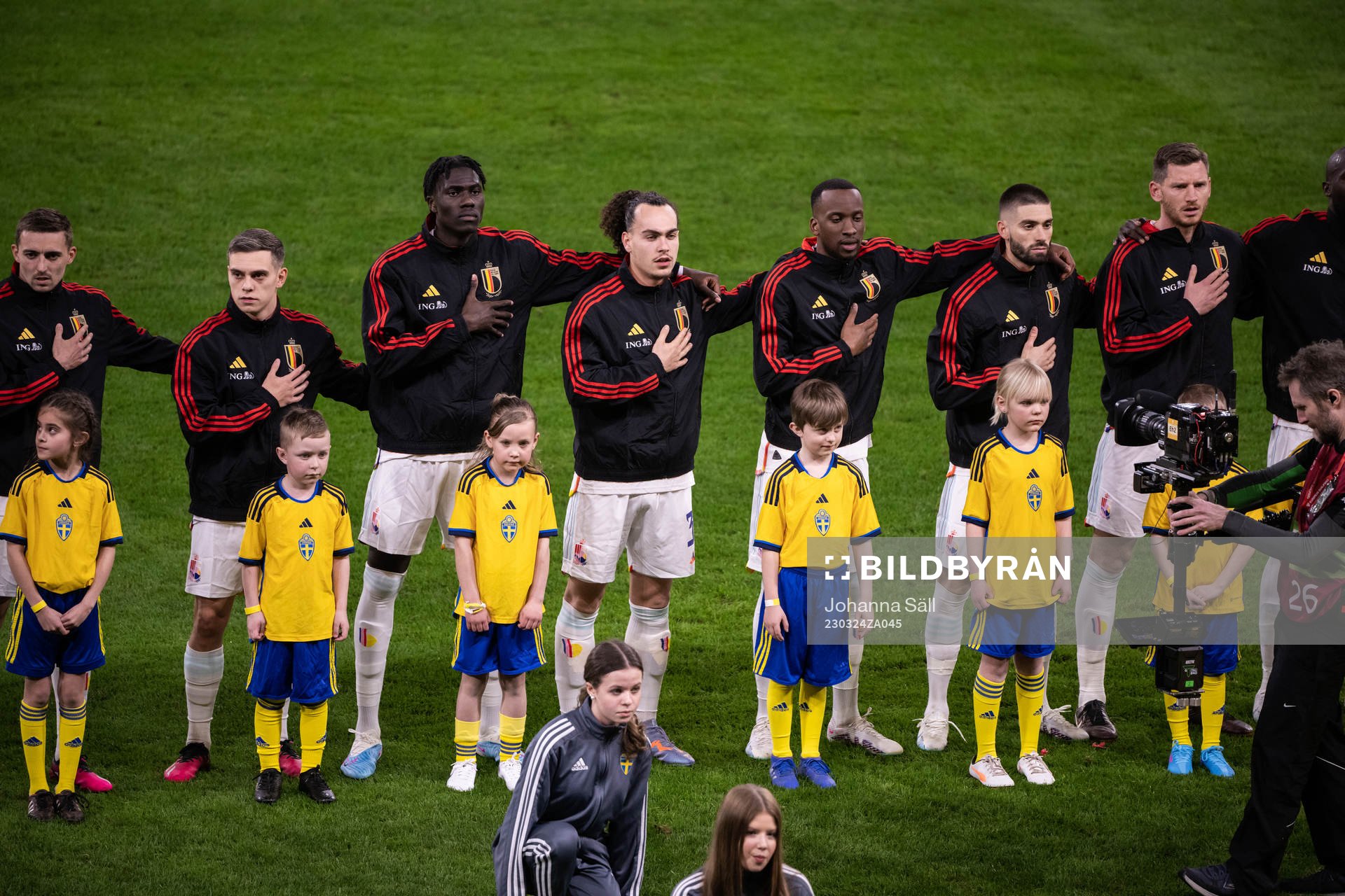 Players of Belgium with mascots