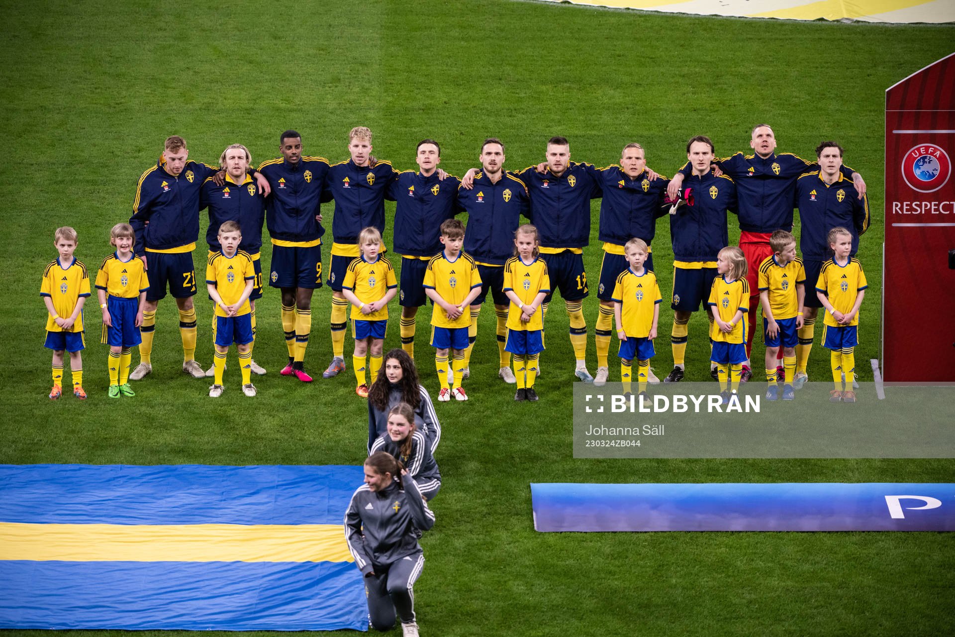 Players of Sweden with mascots