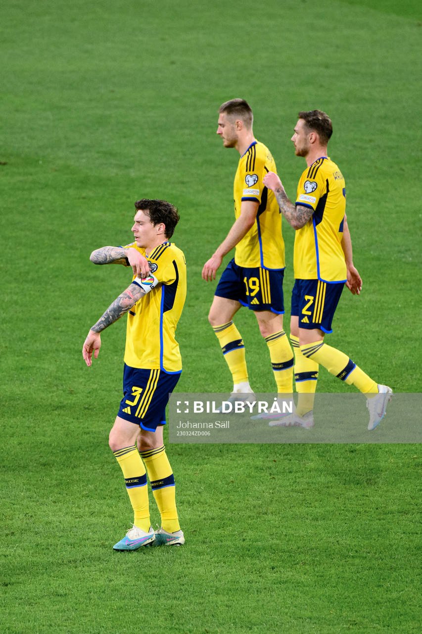 Victor Nilsson Lindelöf of Sweden looks dejected