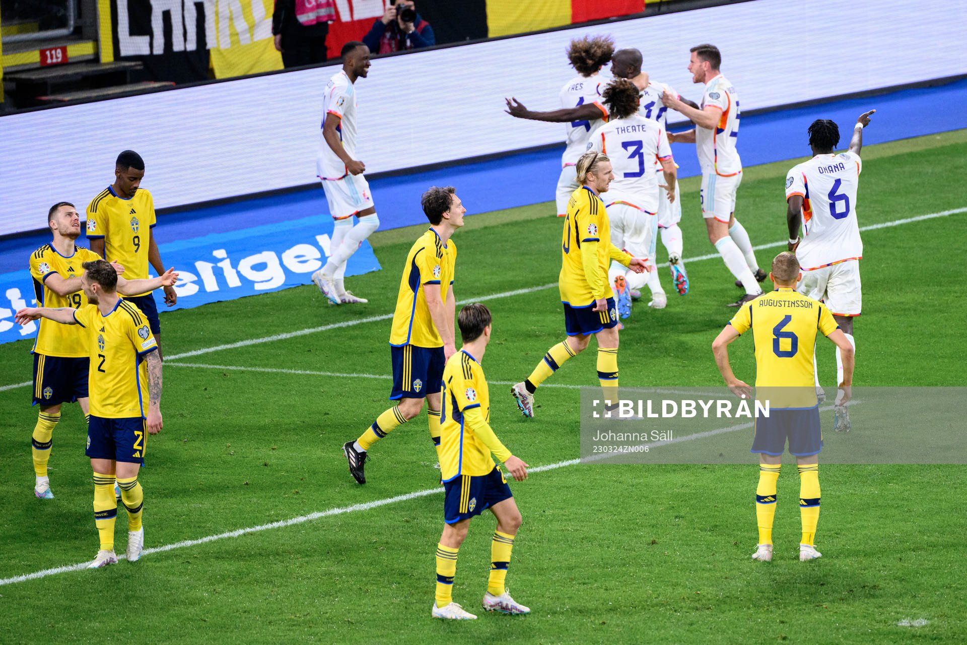 Players of Sweden look dejected