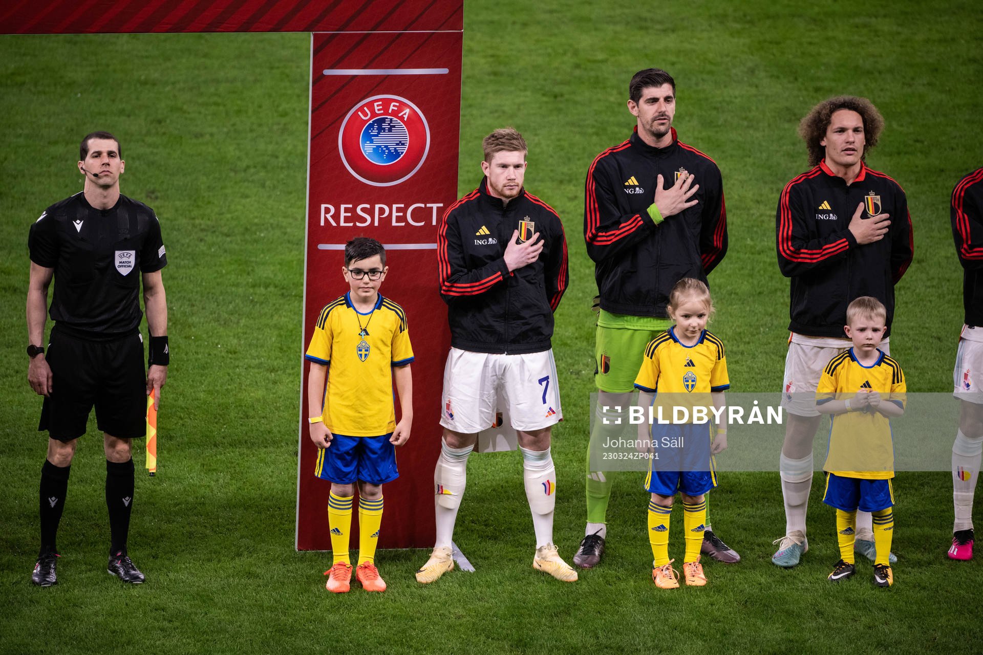 Players of Belgium with mascots