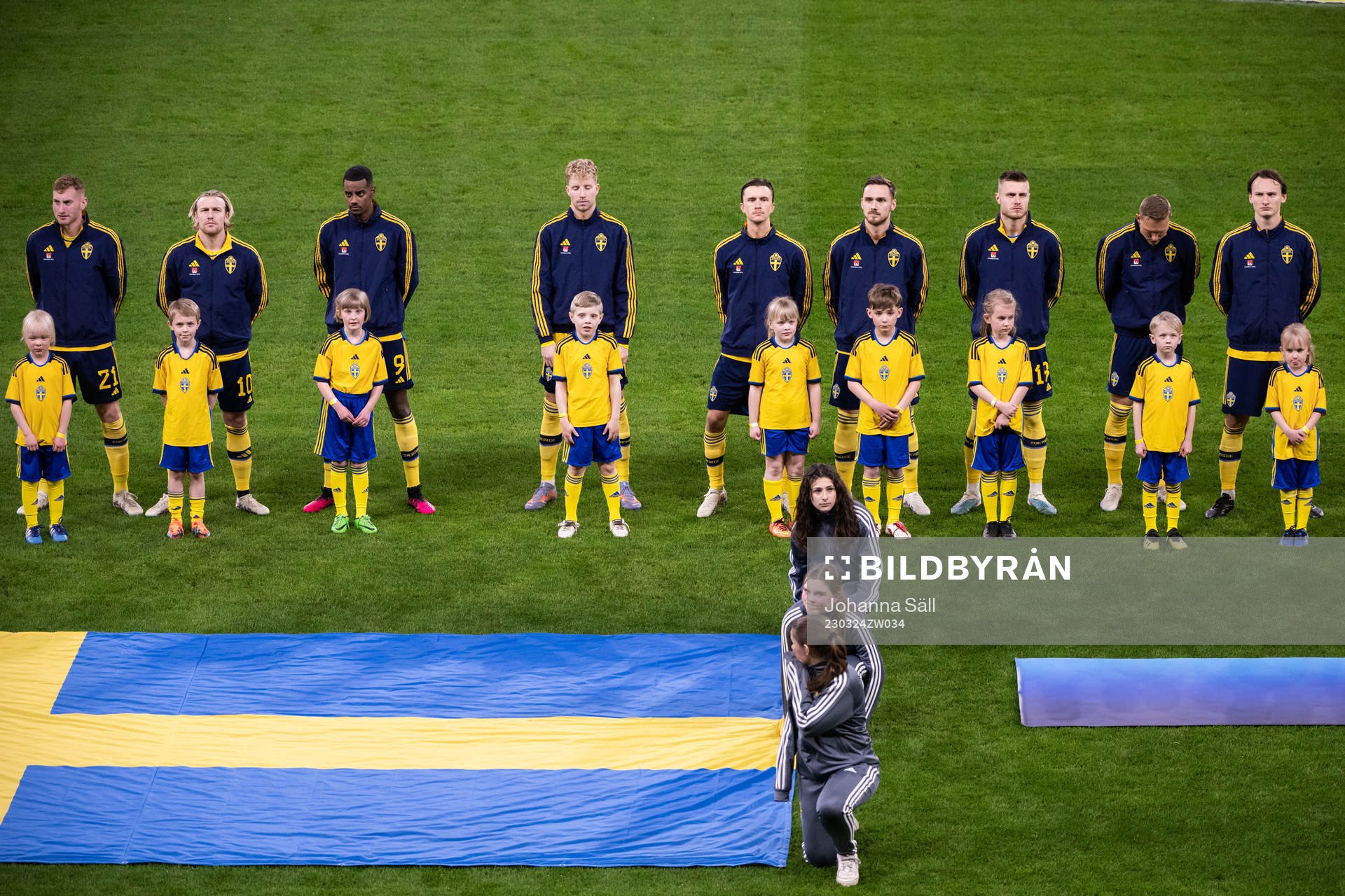 Players of Sweden with mascots