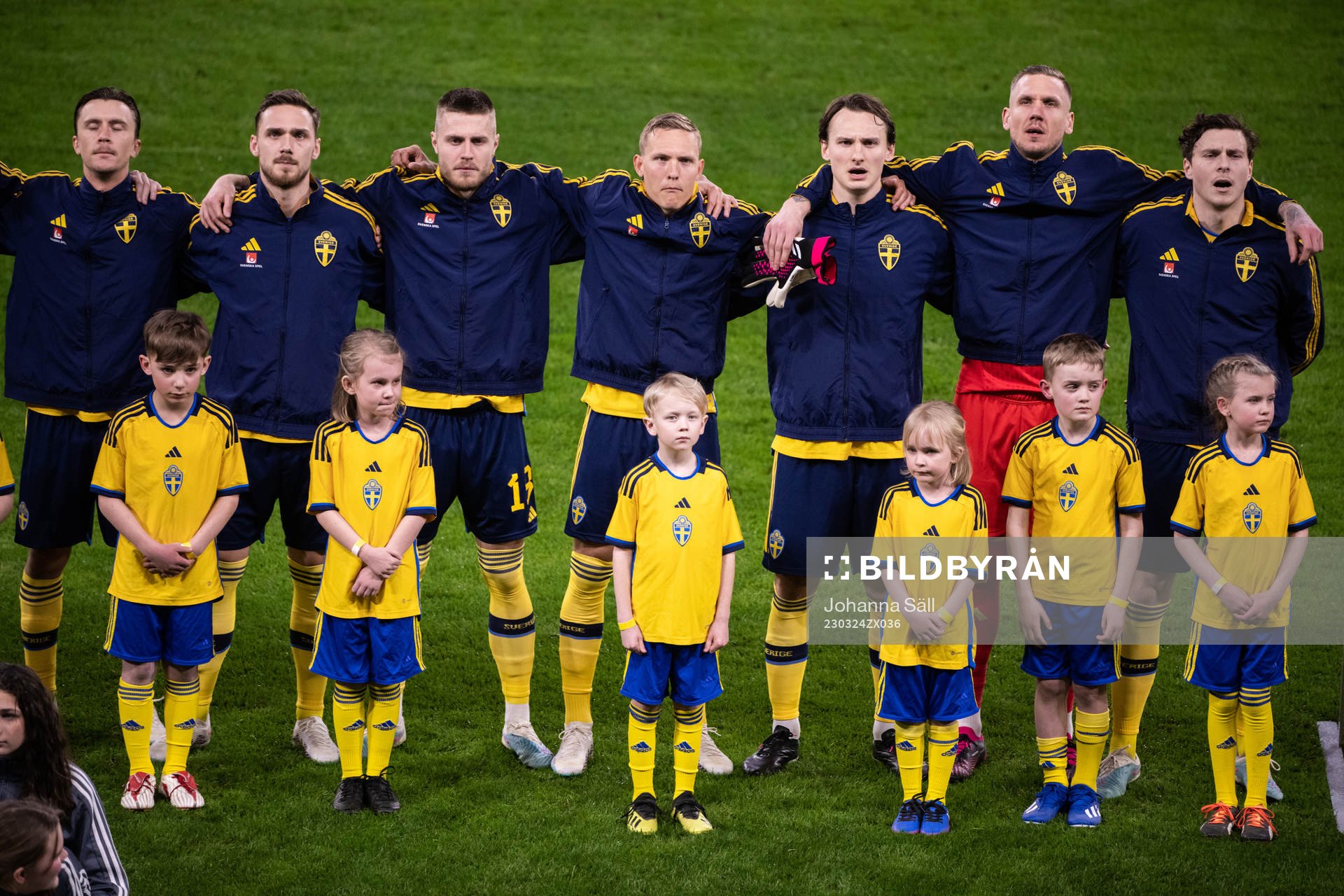Players of Sweden with mascots