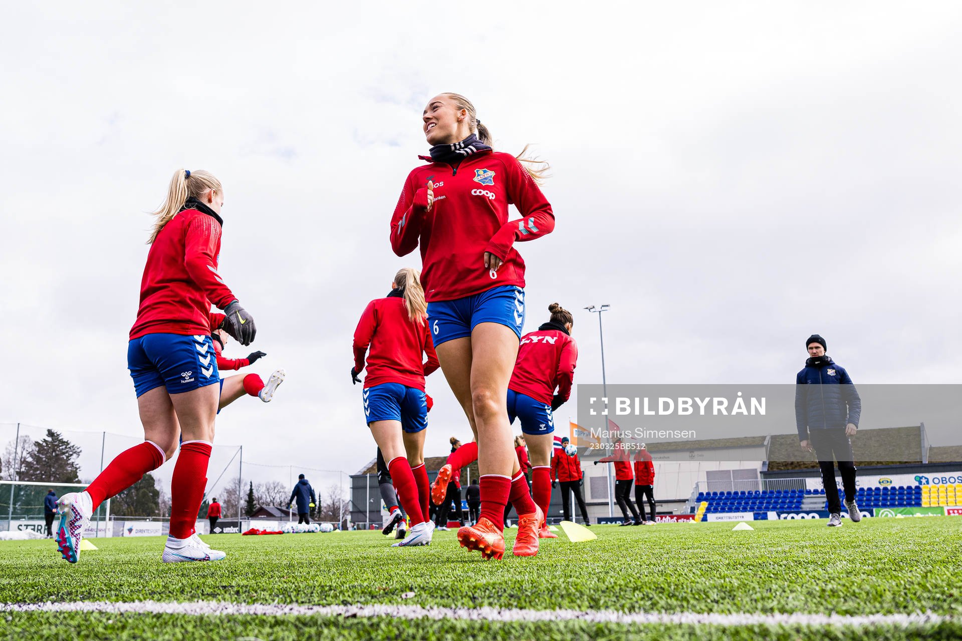 Julie Aune Jorde of Lyn warms up