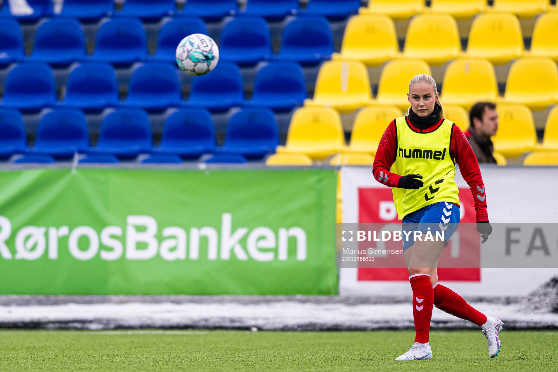 Iselin Sandnes Olsen of Lyn warms up