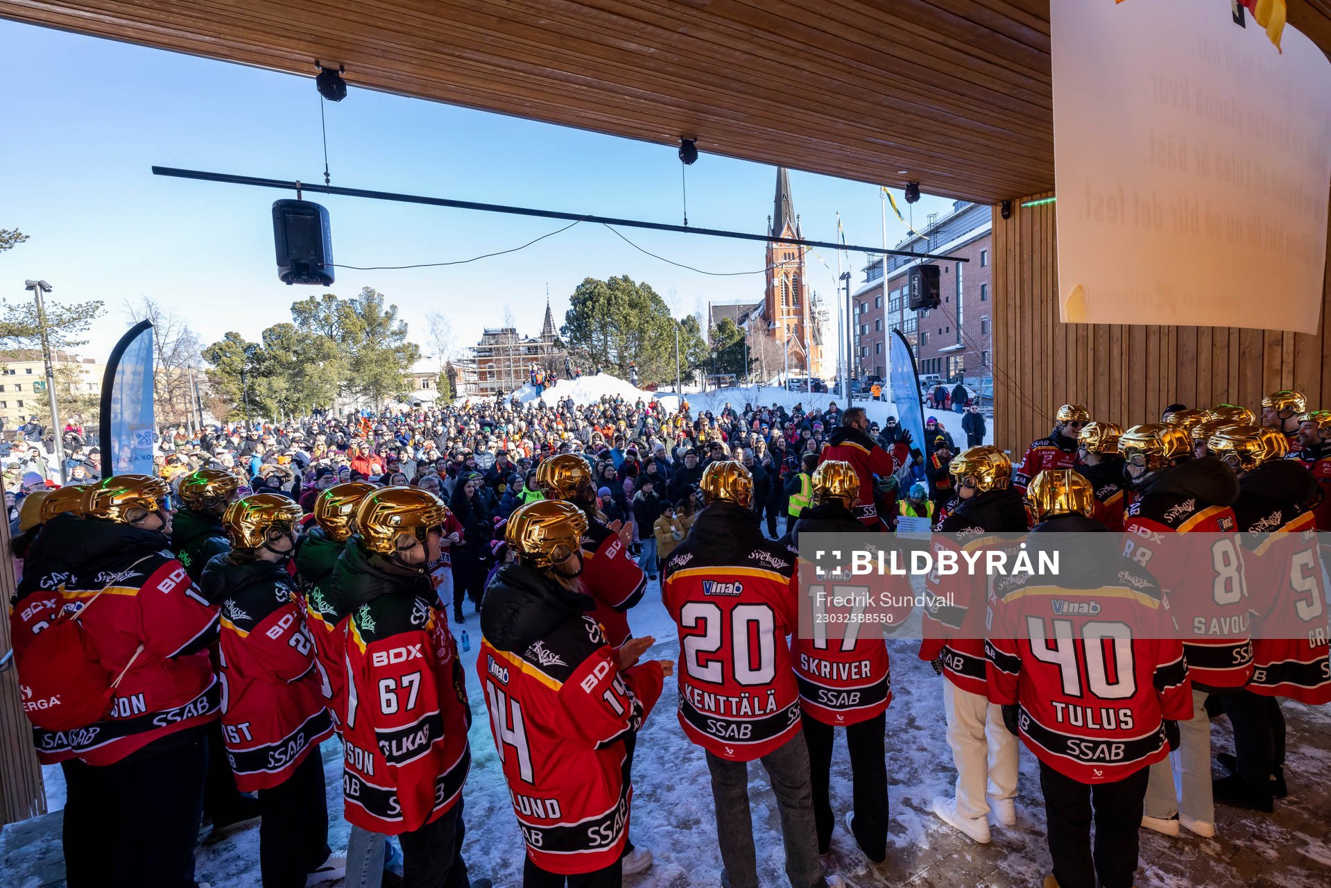 Laget tar emot folkets jubel på scen