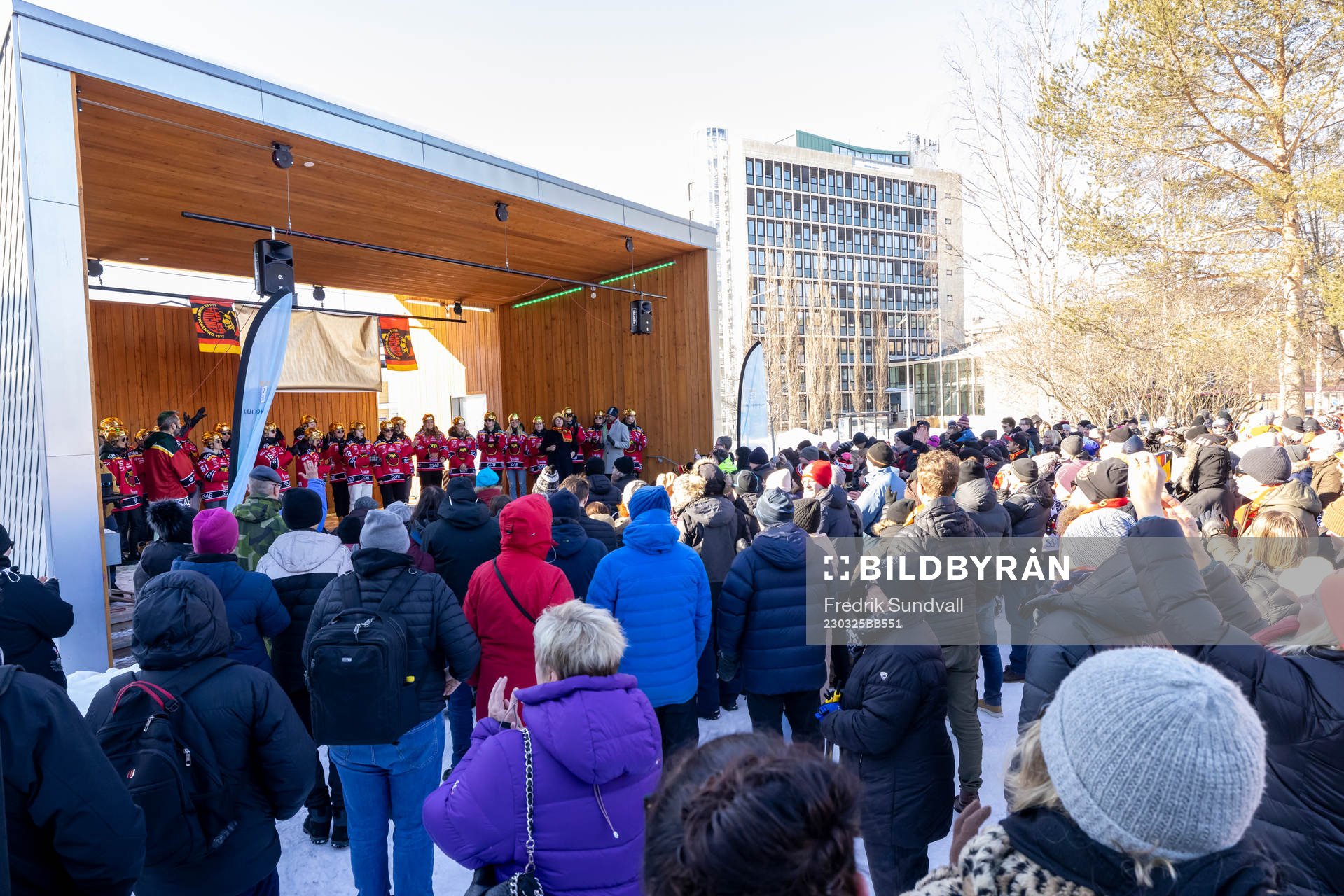 Laget på sen framför folksamlingen jublar